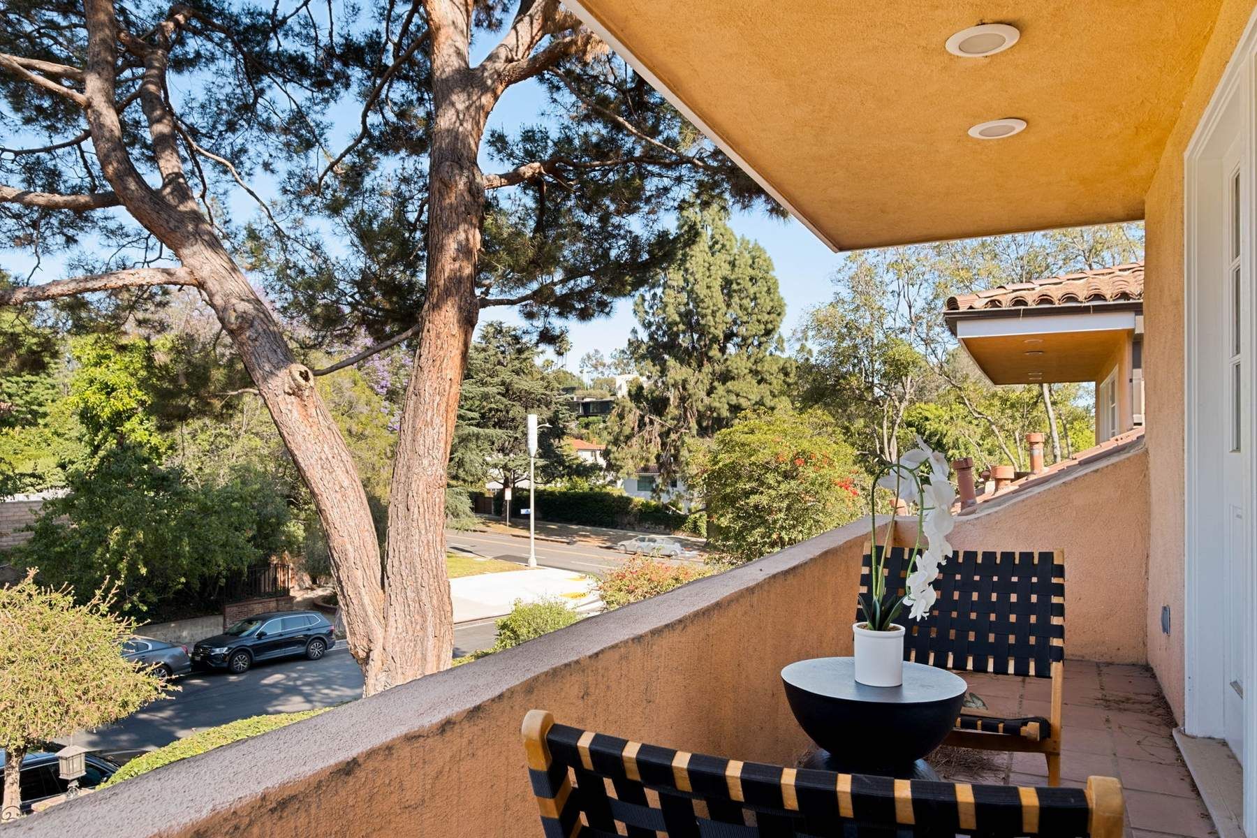  2103  N Hobart Blvd - 物件實景