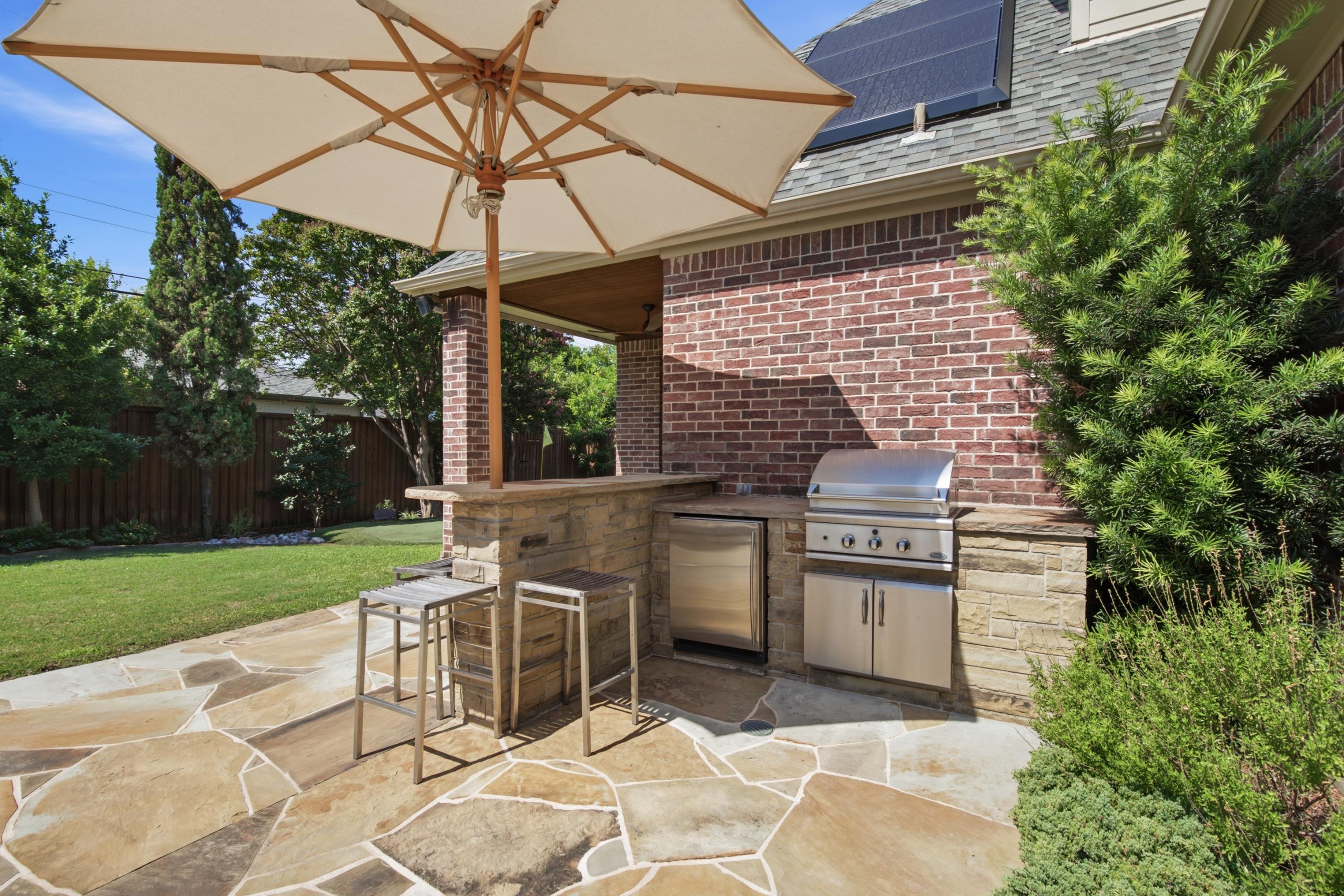  Preston Hollow Home with Pool, Primary Suite Down, 3-Car Garage & Solar - 物件實景
