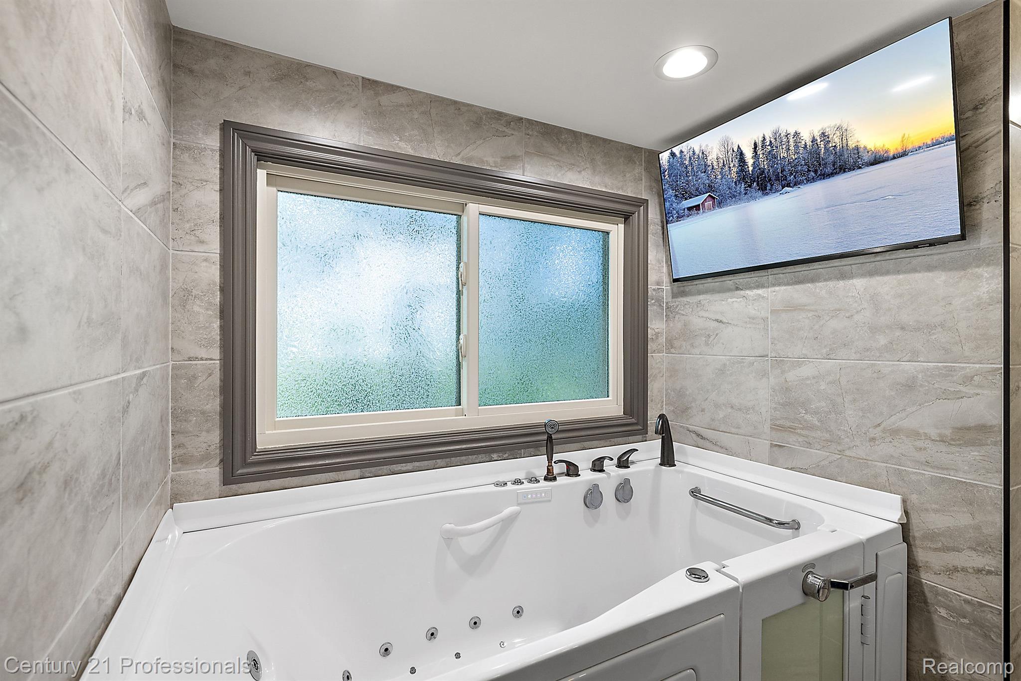 Davisburg, Michigan, 48350, United States, 5 Bedrooms Bedrooms, ,4 BathroomsBathrooms,Residential,For Sale,1978362