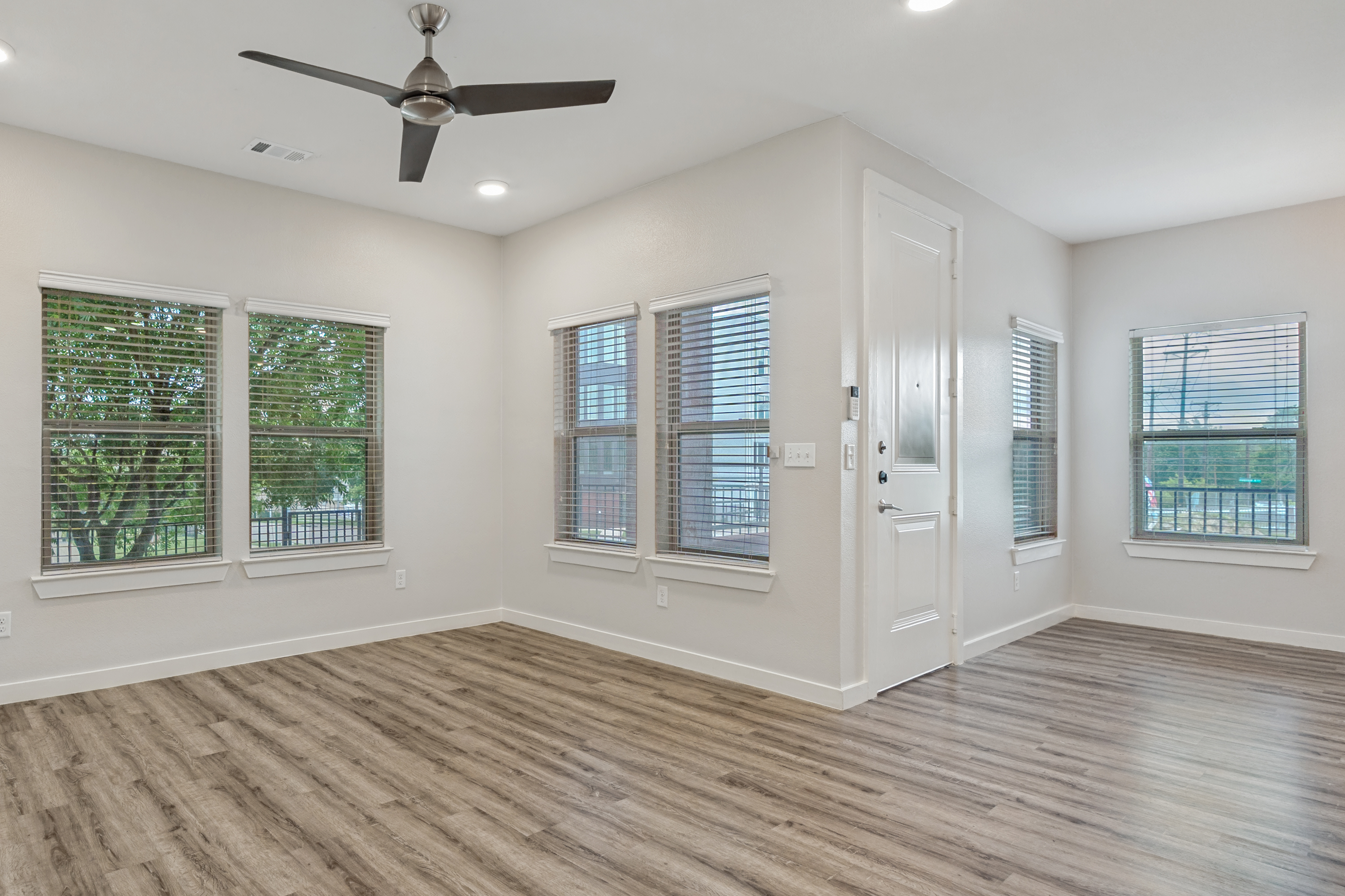  Welcome to this Beautifully Designed 3-bedroom, 2.5-bath Townhouse - 物件實景
