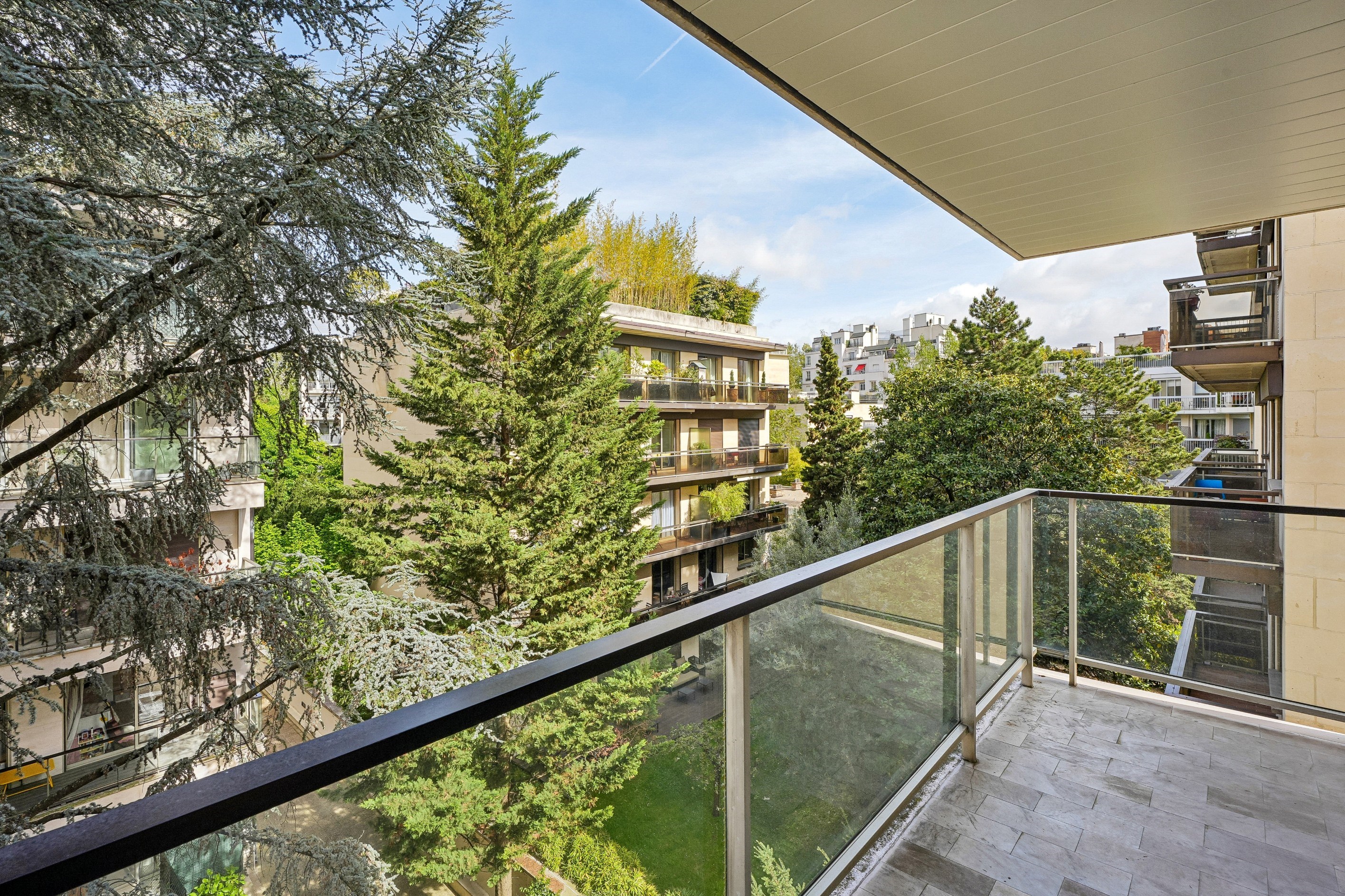  Rare 2-Bedroom Apartment with Balconies, Open Views, and Garage in Neuilly-sur-… - 物件實景