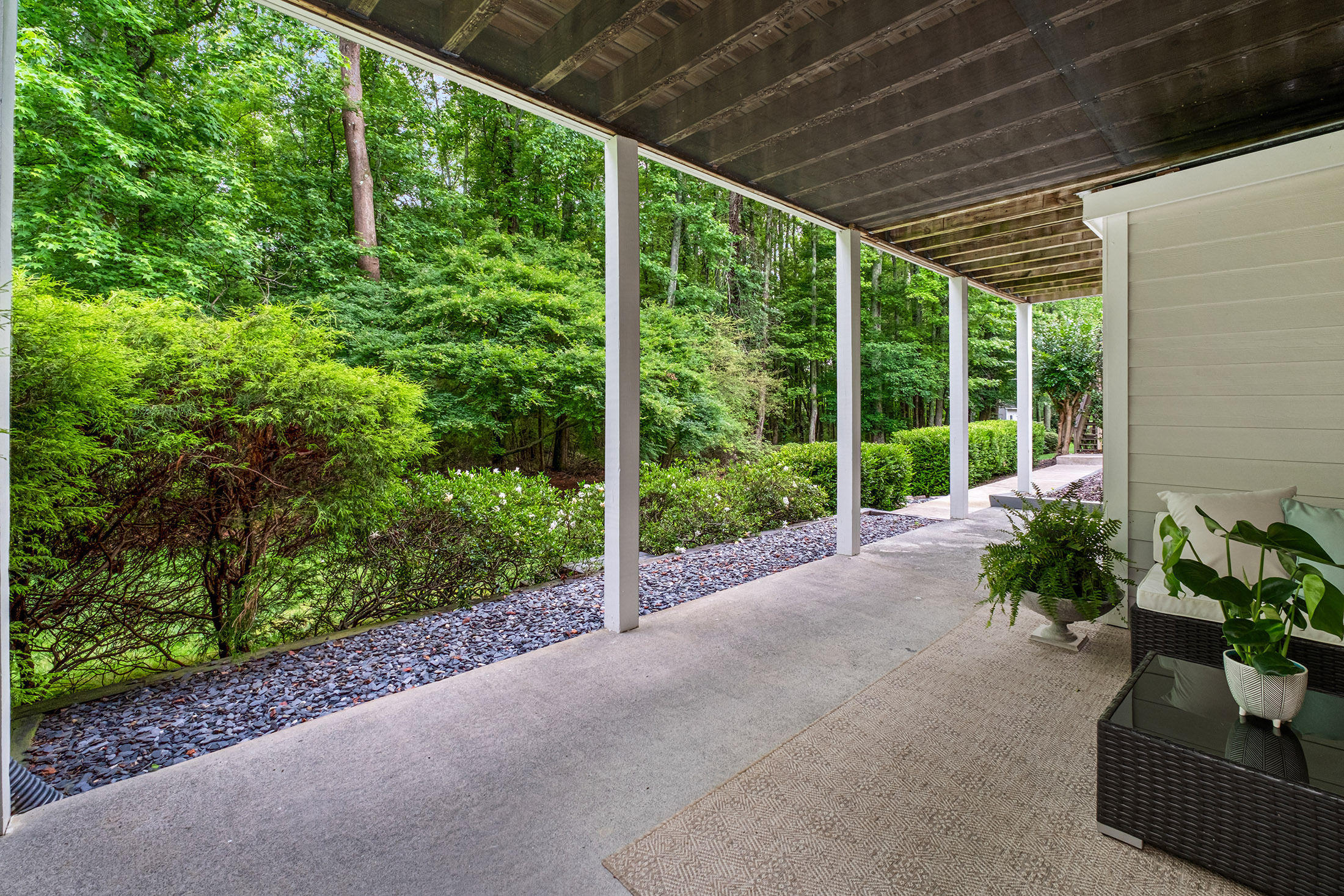  Situated on a Lush, Professionally Landscaped, Flat Lot - 物件實景