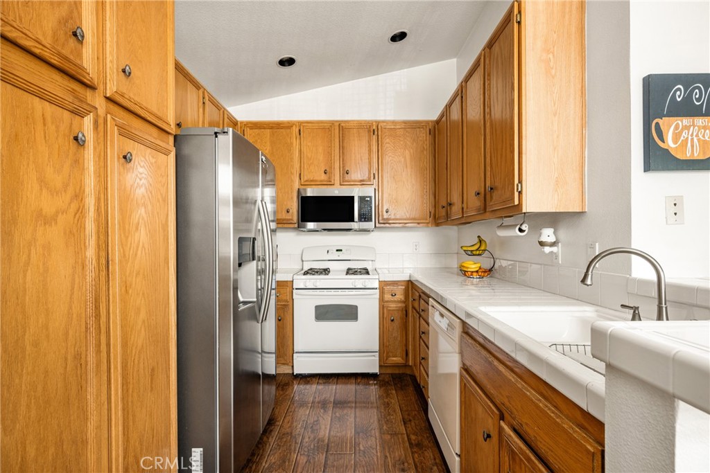 Lake Forest, California, 92610, United States, 2 Bedrooms Bedrooms, ,2 BathroomsBathrooms,Residential,For Sale,1846936