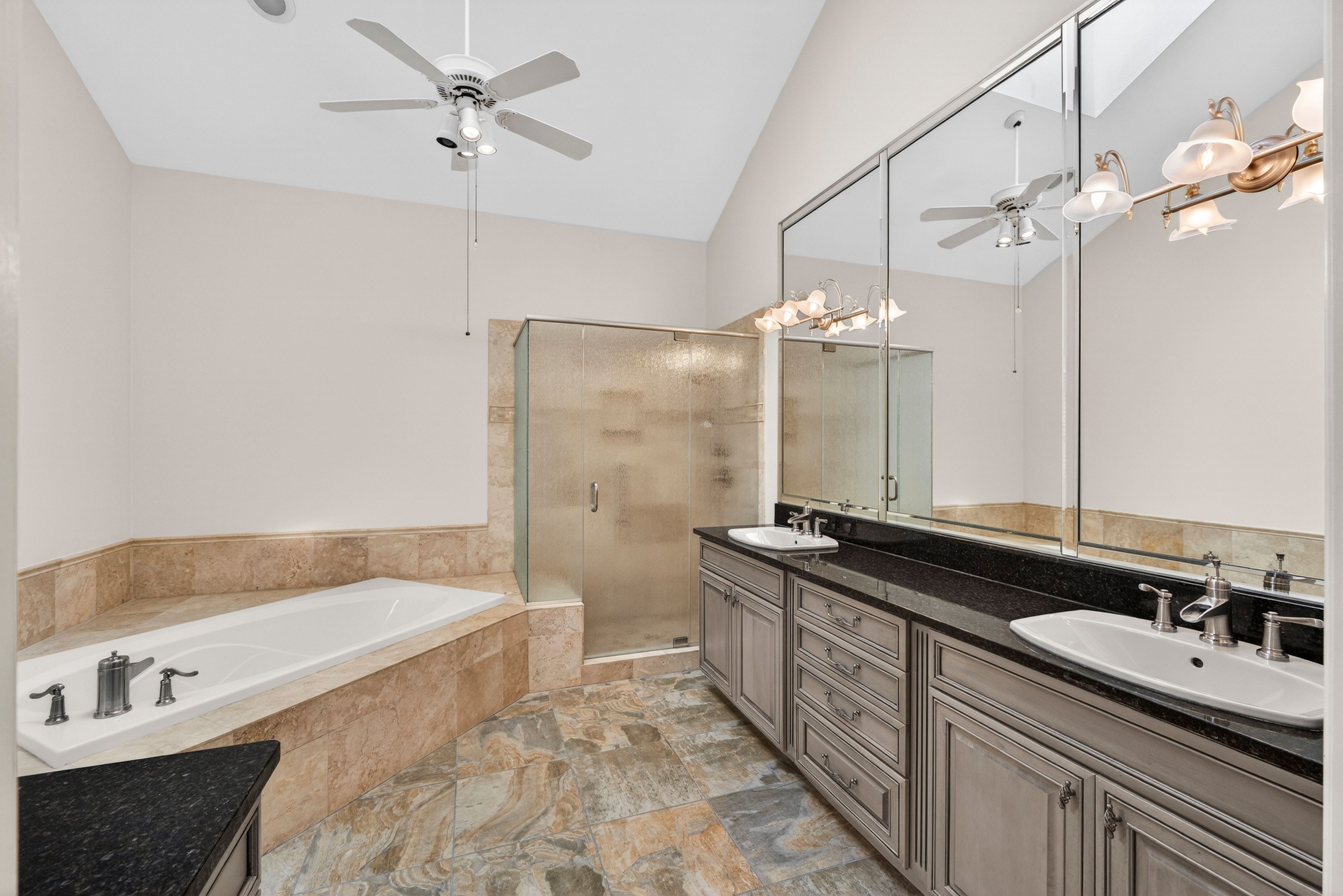  Tucked within the serene, tree-lined enclave of The Forest Subdivision - 物件實景