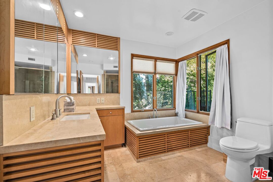 Sherman Oaks, California, 91423, United States, 3 Bedrooms Bedrooms, ,3 BathroomsBathrooms,Residential,For Sale,1986204