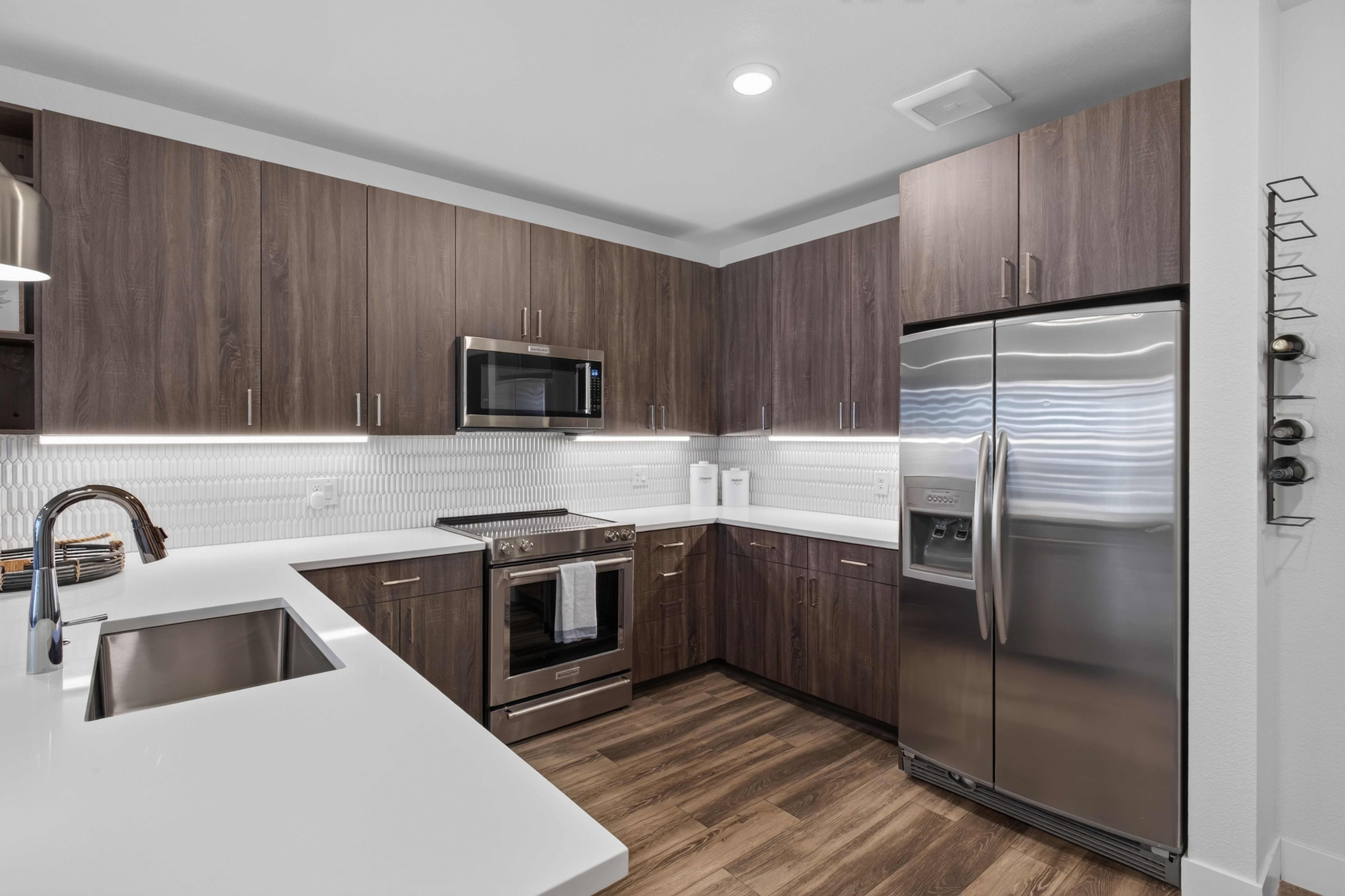  Beautiful unit with a private deck, overlooking Festival Park. - 物件實景