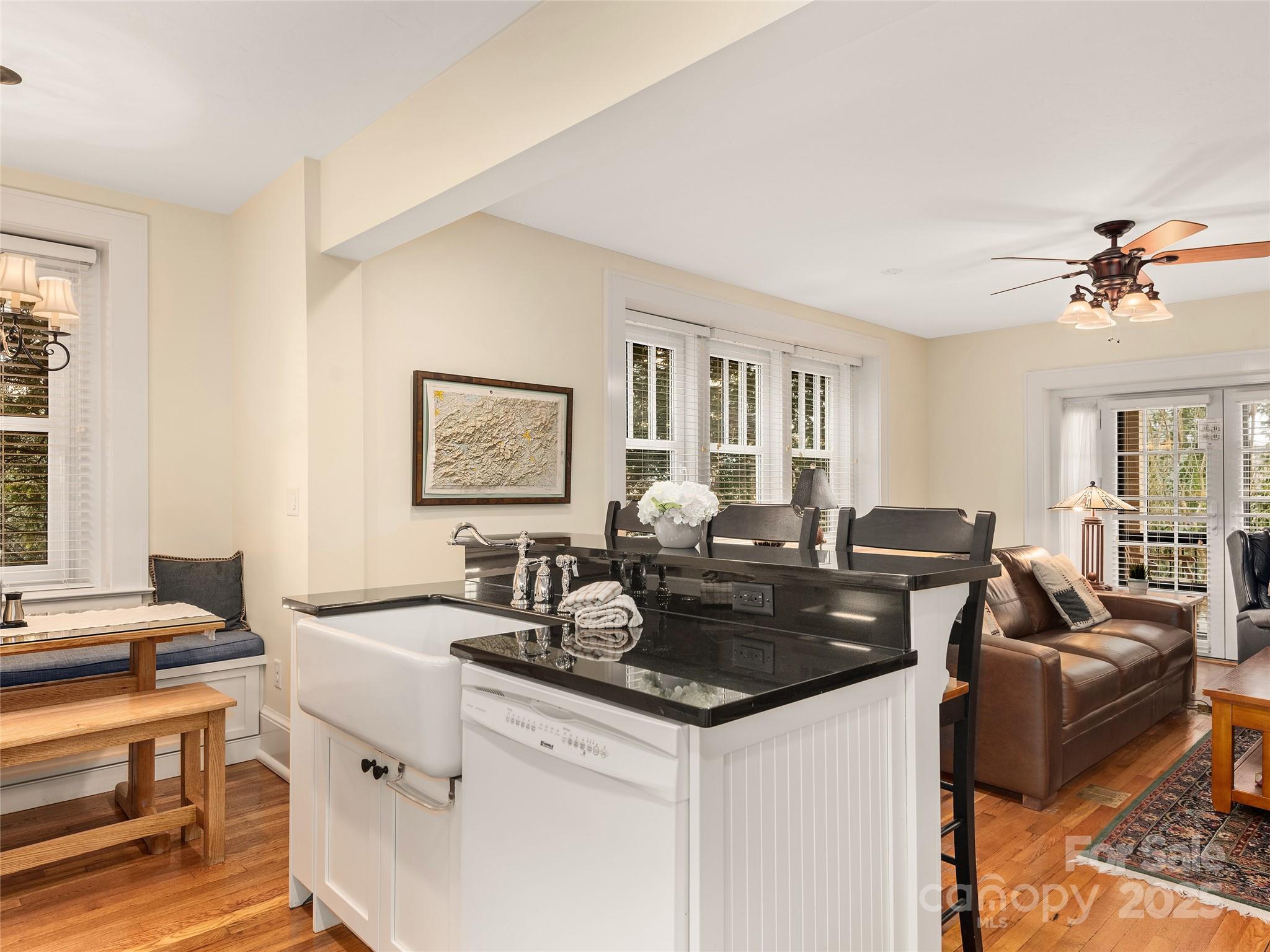 Hendersonville, North Carolina, 28739, United States, 2 Bedrooms Bedrooms, ,2 BathroomsBathrooms,Residential,For Sale,1980829