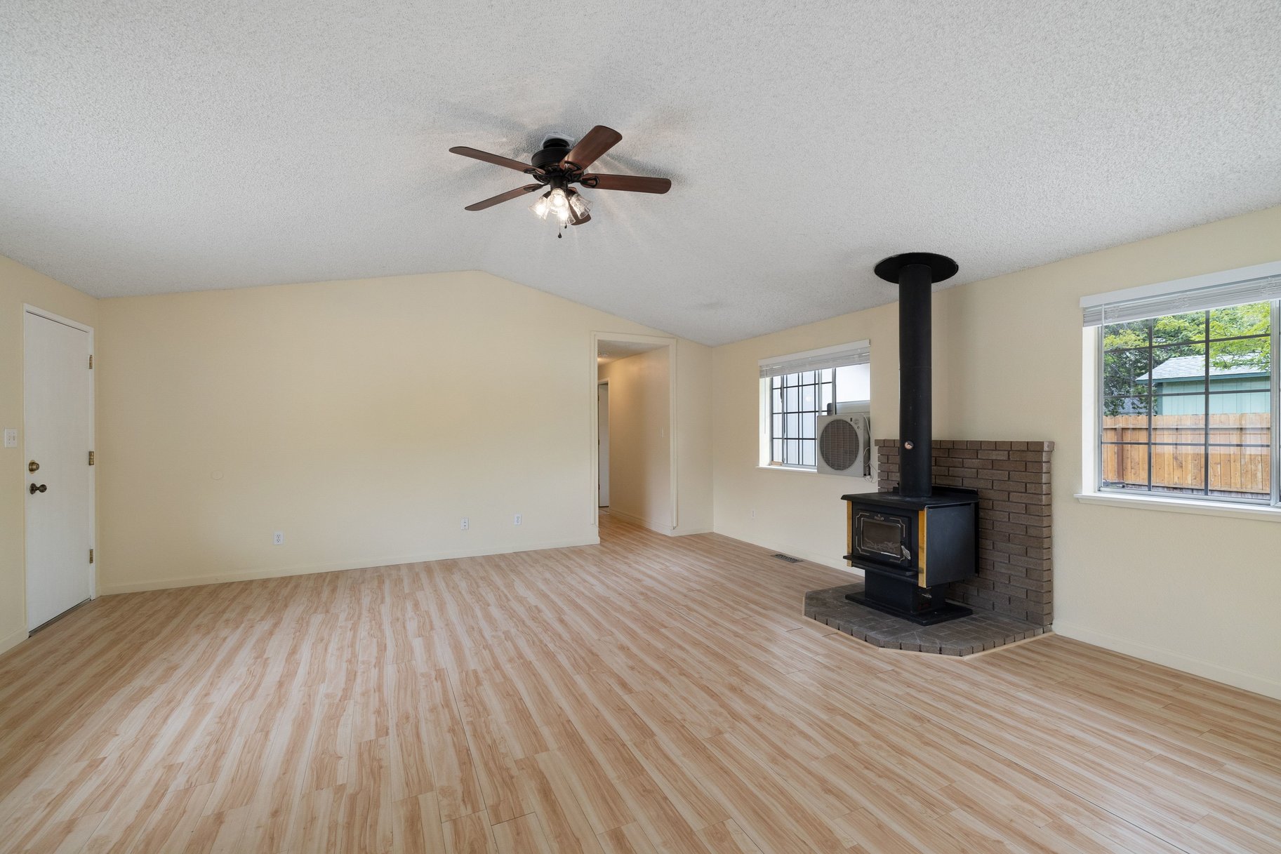  Move-in Ready. Great starter or investment home - 物件實景