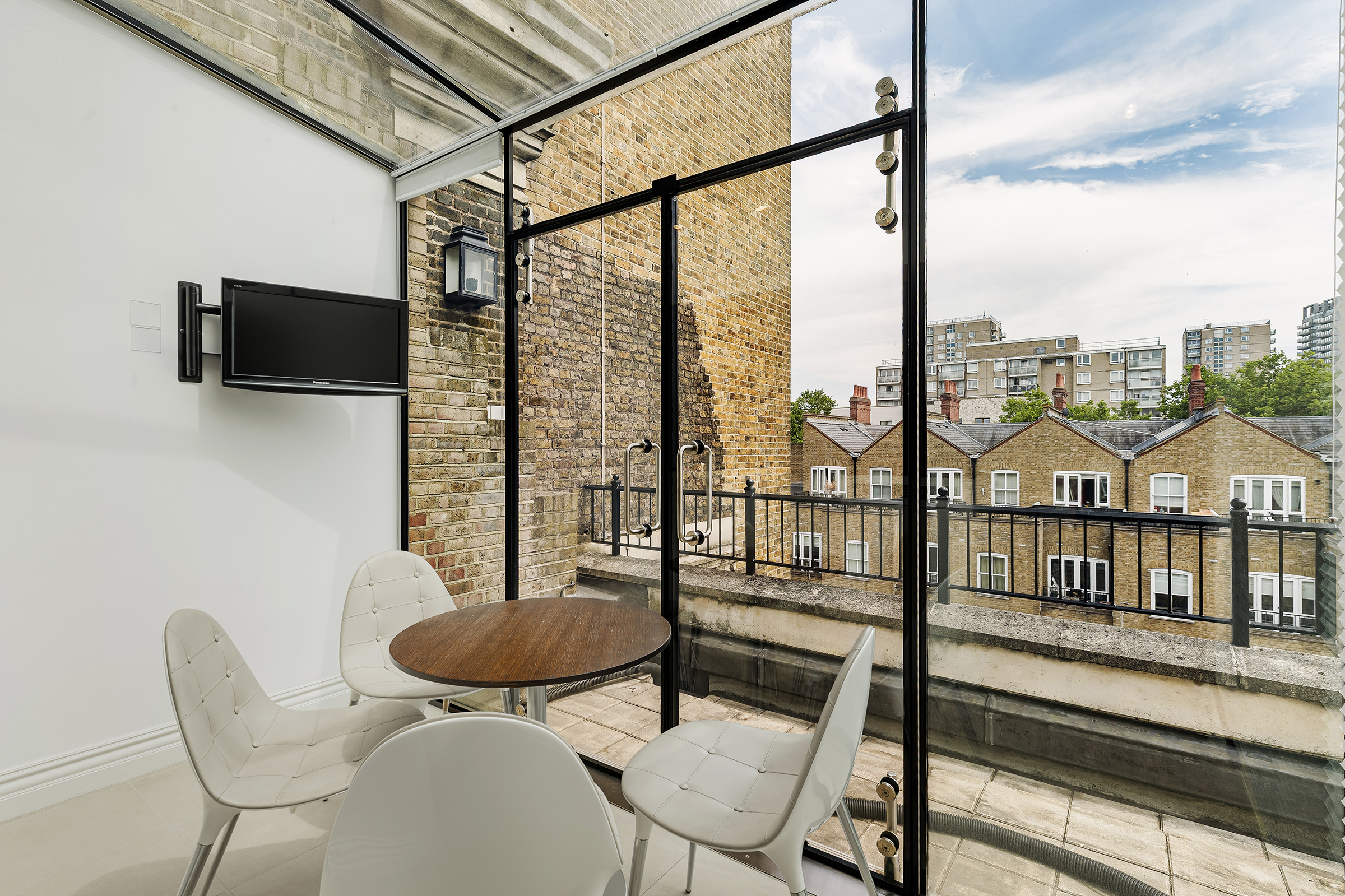  A Grand Triplex Apartment Overlooking Regent