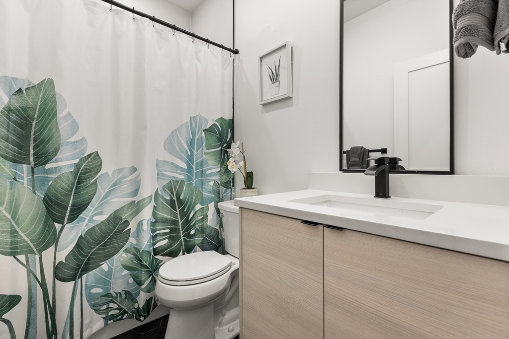 Boston, Massachusetts, 02128, United States, 2 Bedrooms Bedrooms, ,2 BathroomsBathrooms,Residential,For Sale,1940624