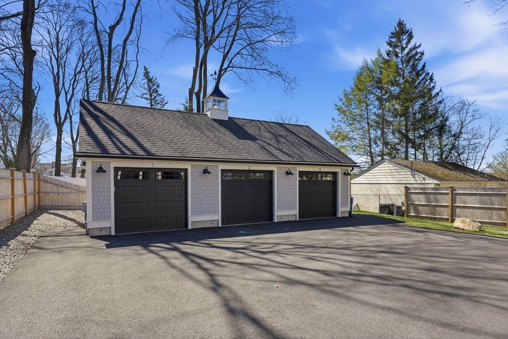 Wakefield, Massachusetts, 01880, United States, 2 Bedrooms Bedrooms, ,3 BathroomsBathrooms,Residential,For Sale,2036926