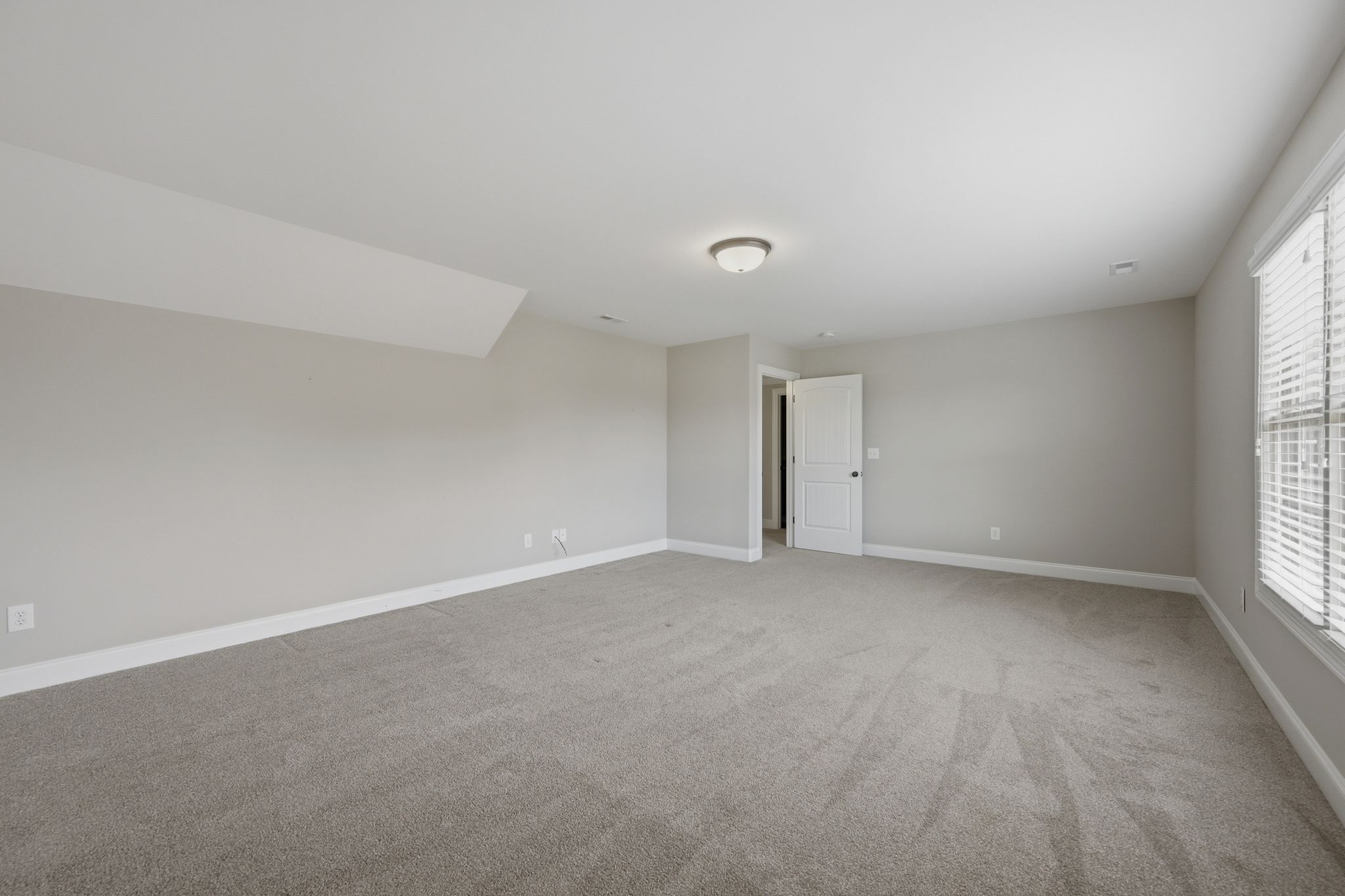  214 Legendwood Drive  NW - 物件實景