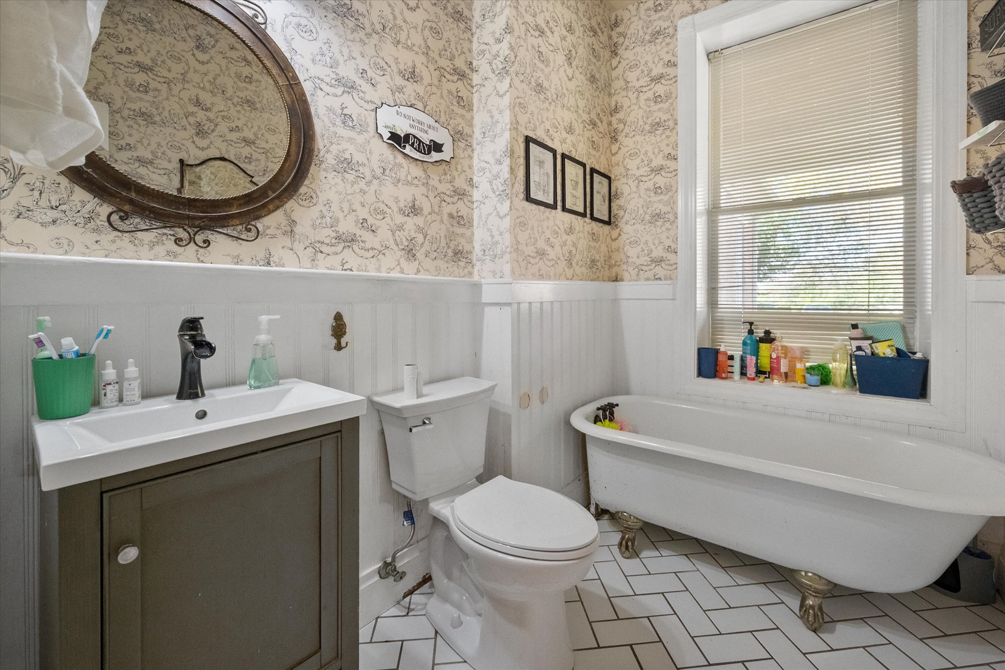 Shelbyville, Kentucky, 40065, United States, 4 Bedrooms Bedrooms, ,3 BathroomsBathrooms,Residential,For Sale,1986481