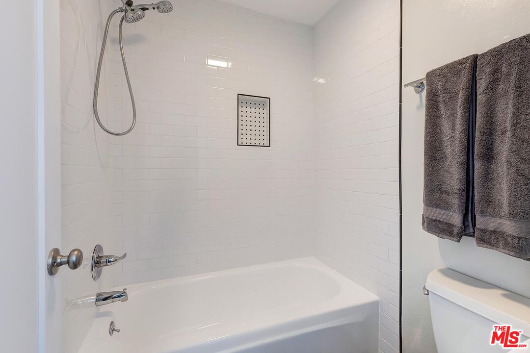 West Hollywood, California, 90069, United States, 1 Bedroom Bedrooms, ,1 BathroomBathrooms,Residential,For Sale,1939893