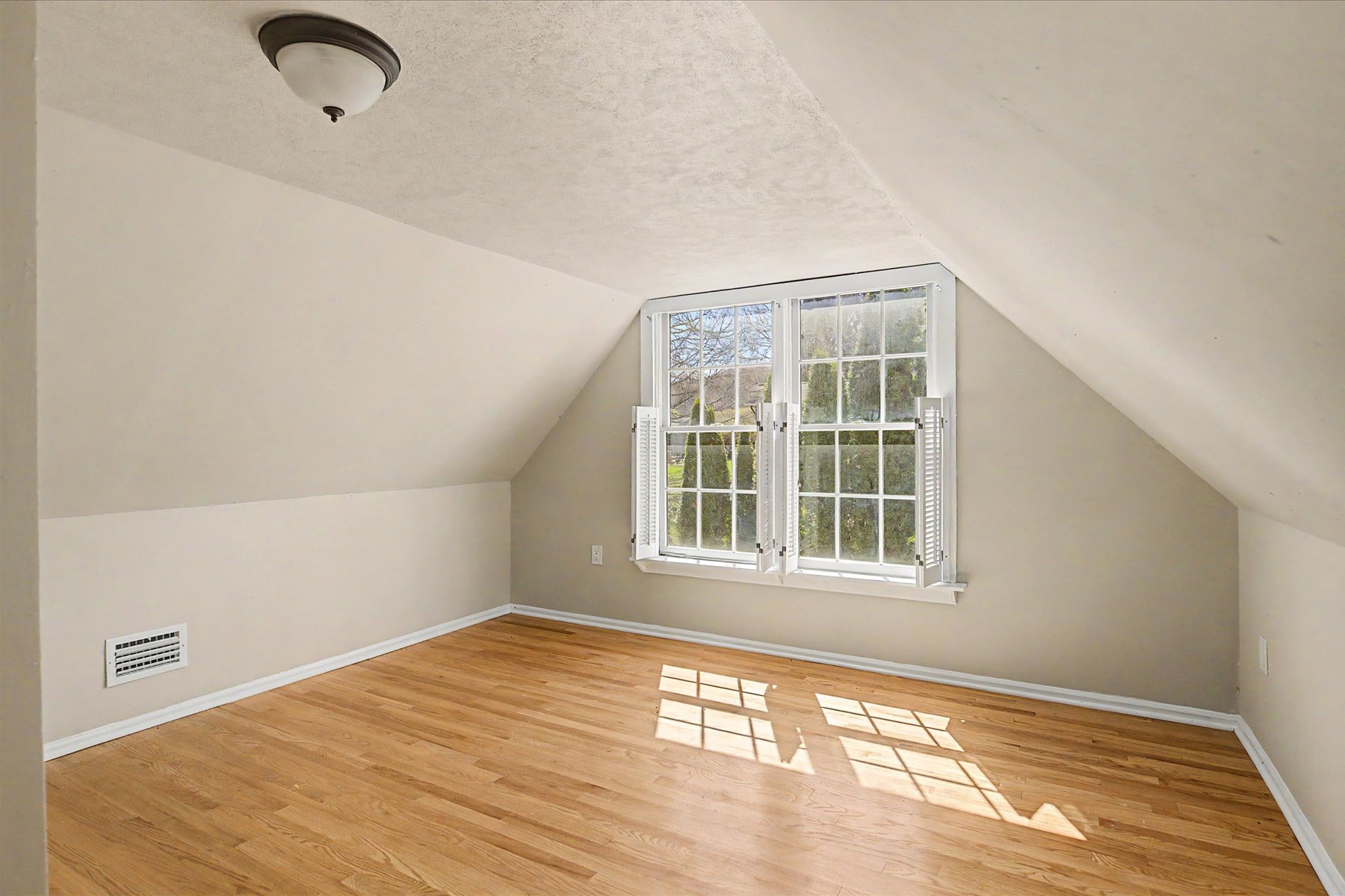  Lovely Cape Cod Home Situated on Two Private Acres - 物件實景