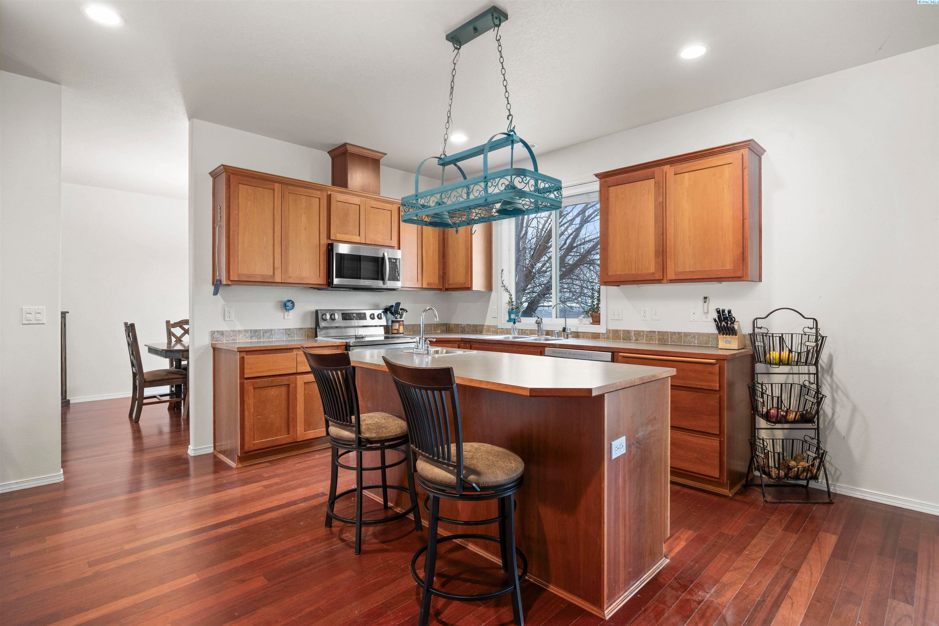 Eltopia, Washington, 99330, United States, 5 Bedrooms Bedrooms, ,4 BathroomsBathrooms,Residential,For Sale,2012124