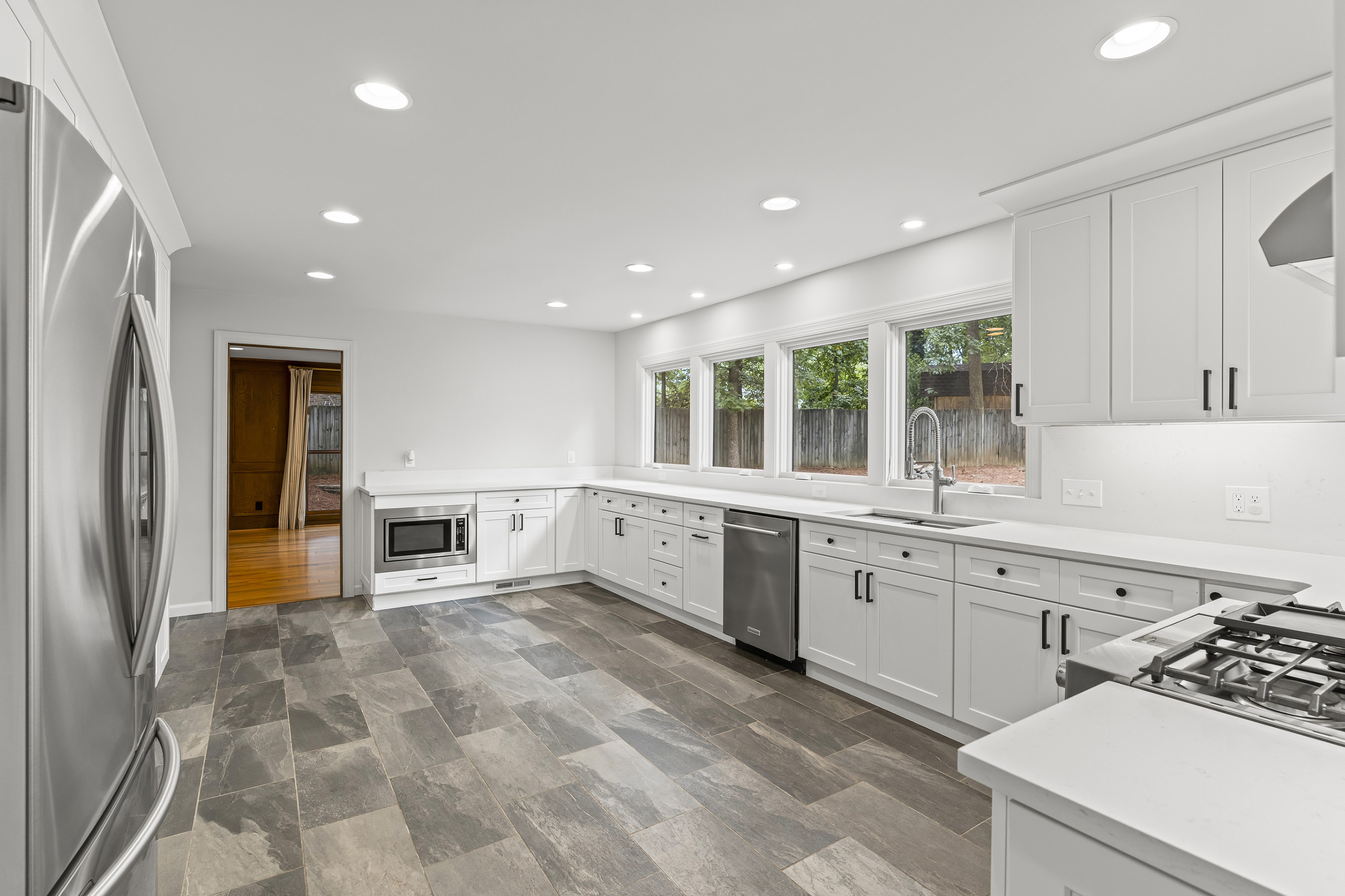  A Perfect Blend: Modern Updates in a Traditional Woodland Forest Home - 物件實景
