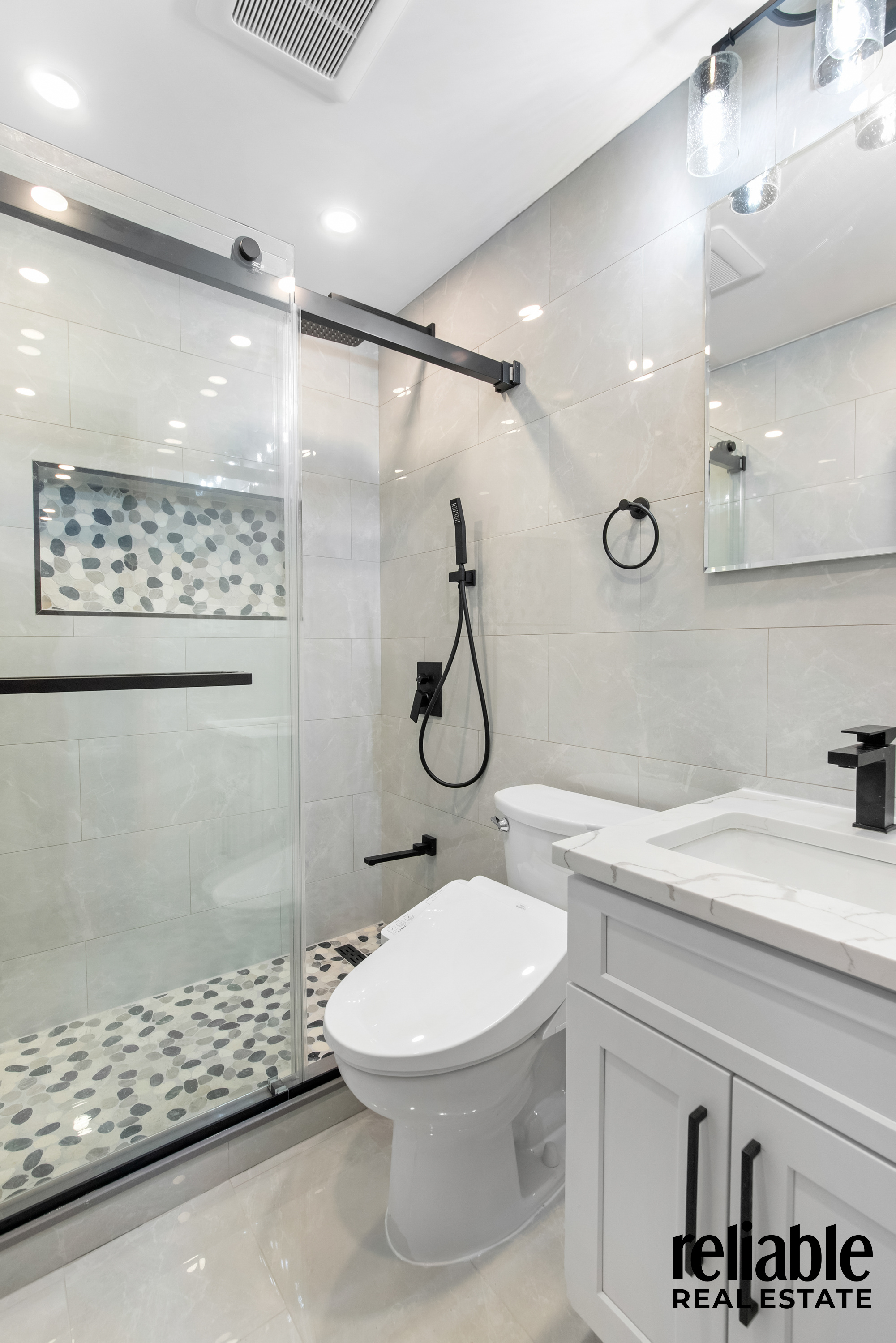 Bayside, New York, 11361, United States, 3 Bedrooms Bedrooms, ,3 BathroomsBathrooms,Residential,For Sale,1942287