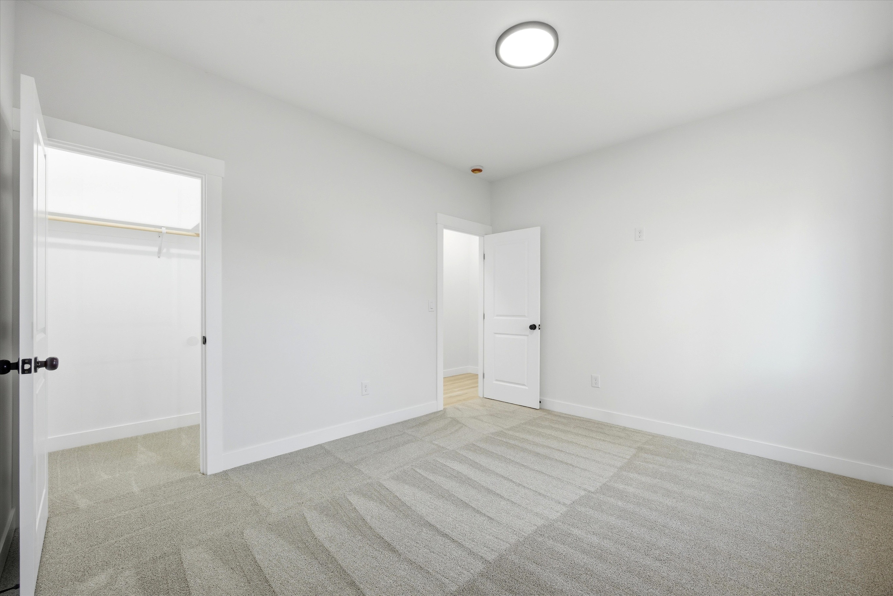  New 5-Bed Home w/ Daylight Basement & 3-Car Garage - 物件實景