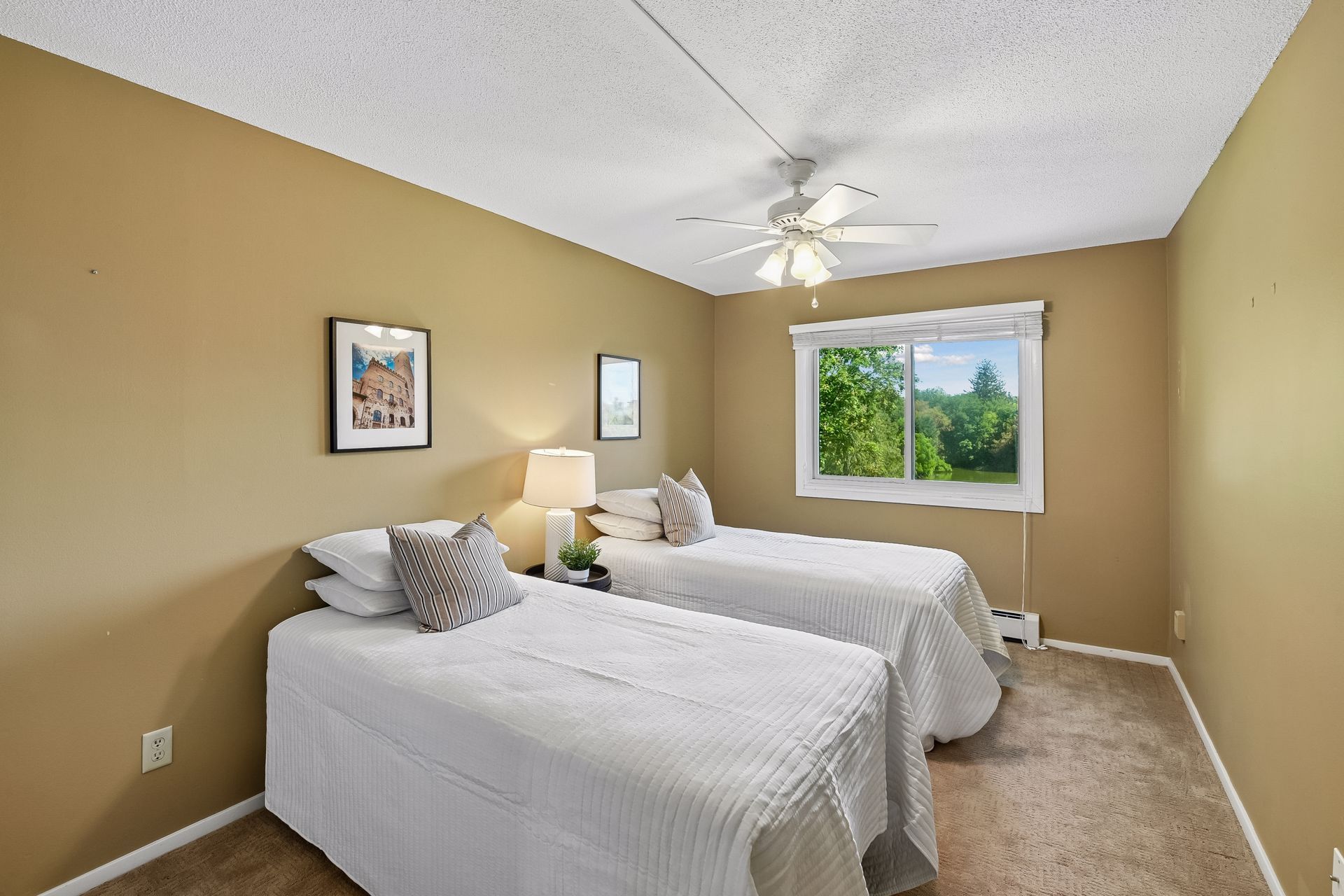  Second-Floor Wayzata Villas Condo with Beautiful Pond Views - 物件實景