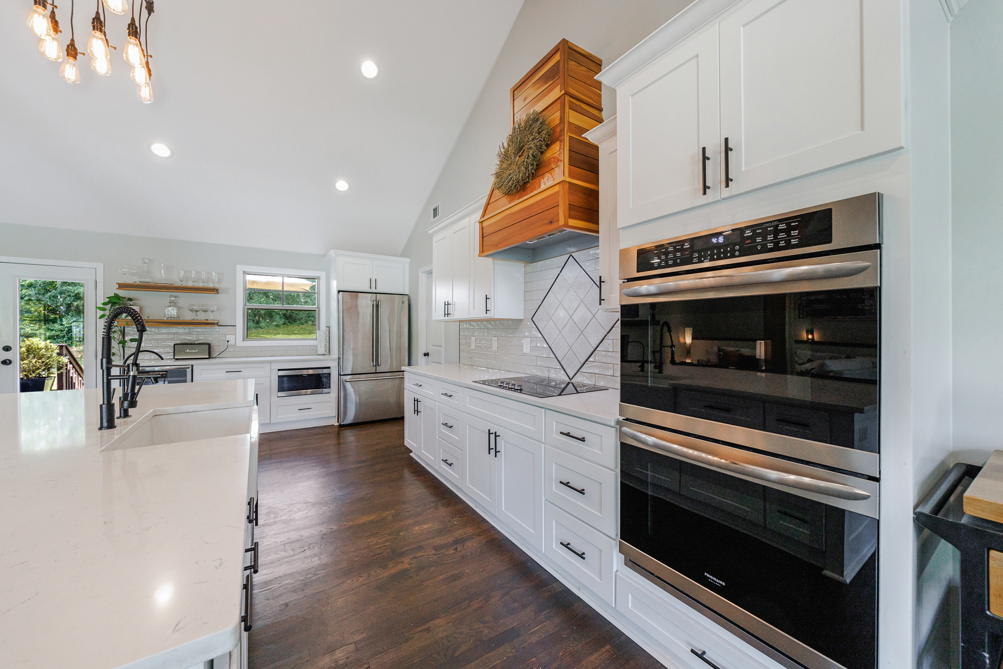  Stunning Fully Renovated Oasis on 2.4+/- Acres - 物件實景