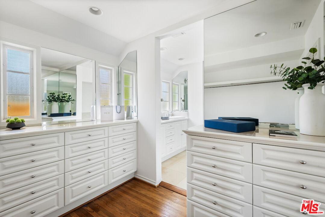 Los Angeles, California, 90068, United States, 4 Bedrooms Bedrooms, ,4 BathroomsBathrooms,Residential,For Sale,1938663