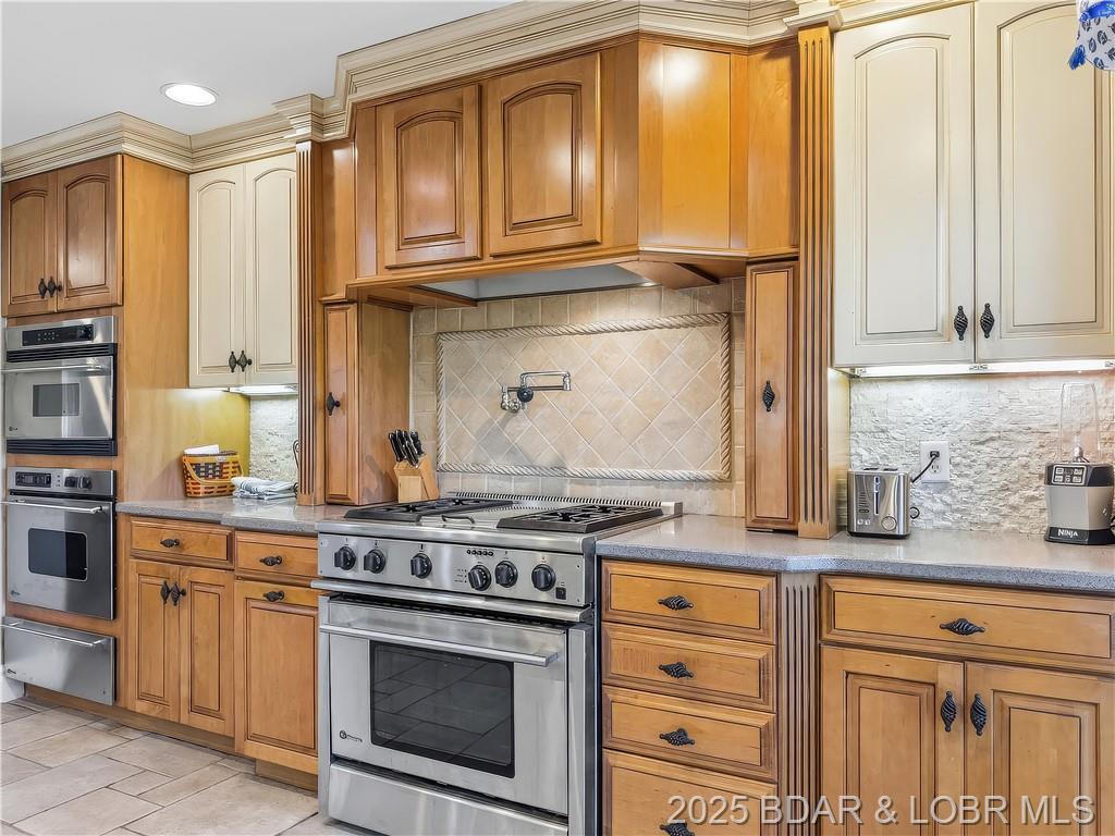 Camdenton, Missouri, 65020, United States, 4 Bedrooms Bedrooms, ,5 BathroomsBathrooms,Residential,For Sale,1989122