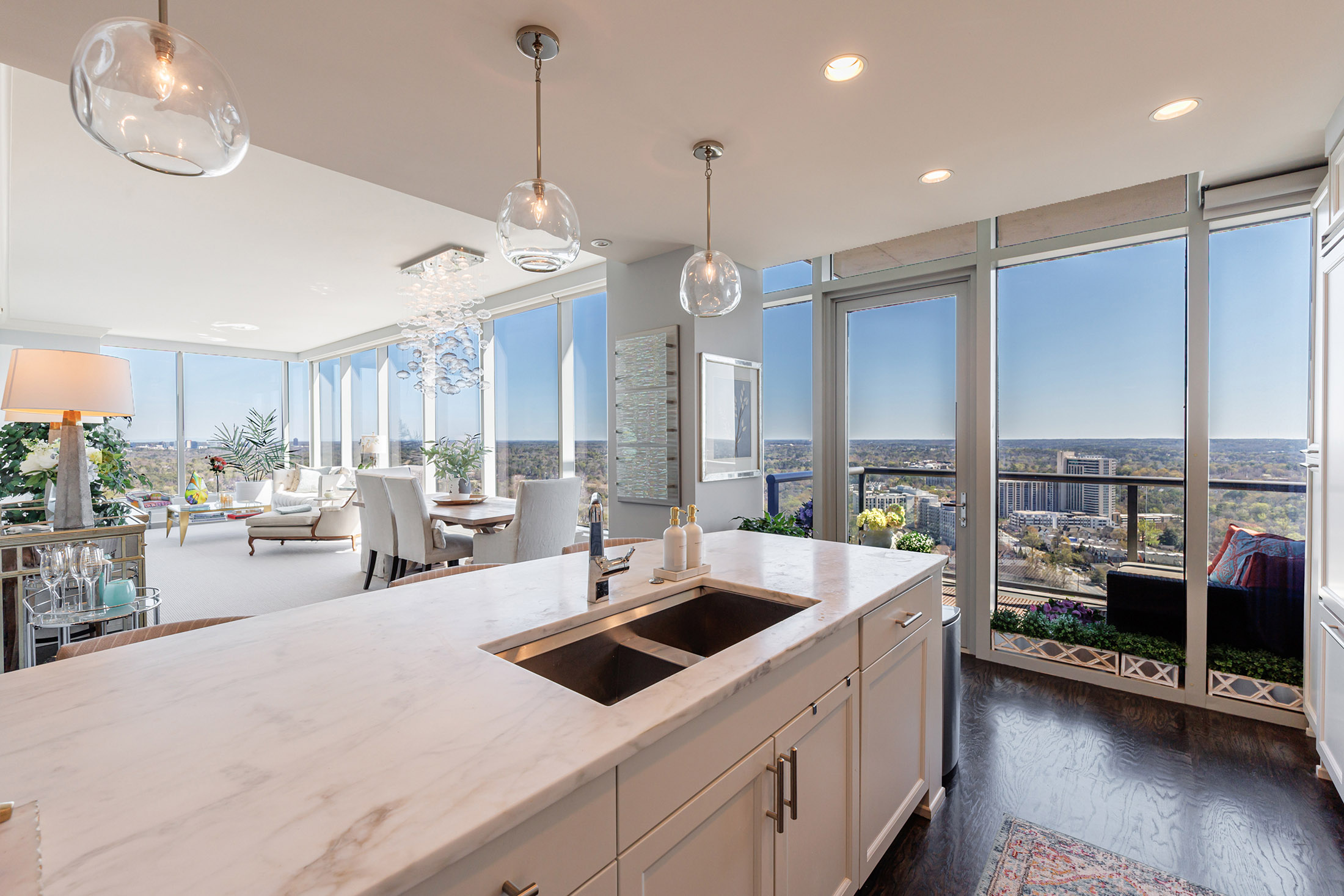  Exceptional One Bedroom Corner Residence with Sweeping Skyline Views - 物件實景