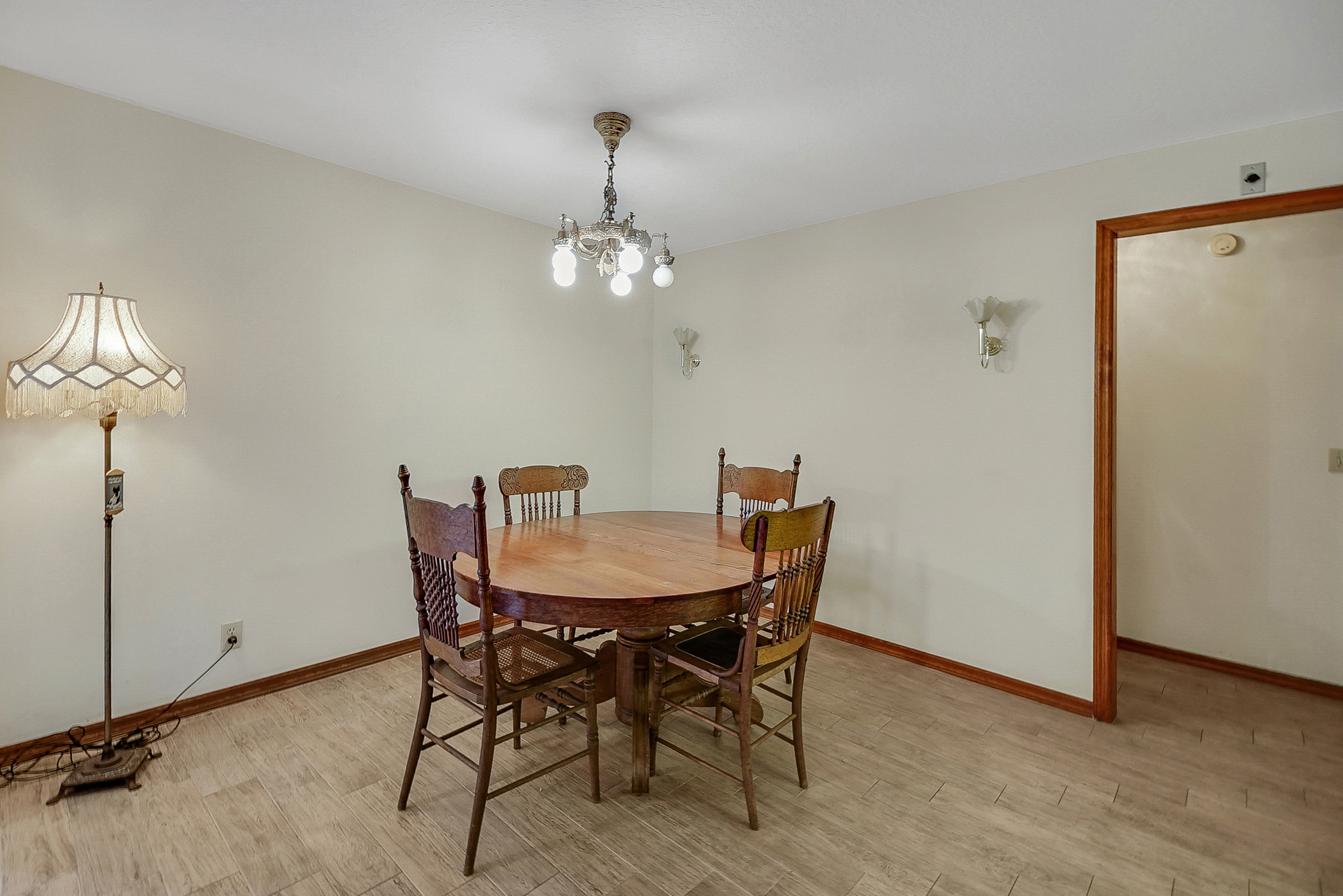 Lady Lake, Florida, 32159, United States, 4 Bedrooms Bedrooms, ,2 BathroomsBathrooms,Residential,For Sale,1873535