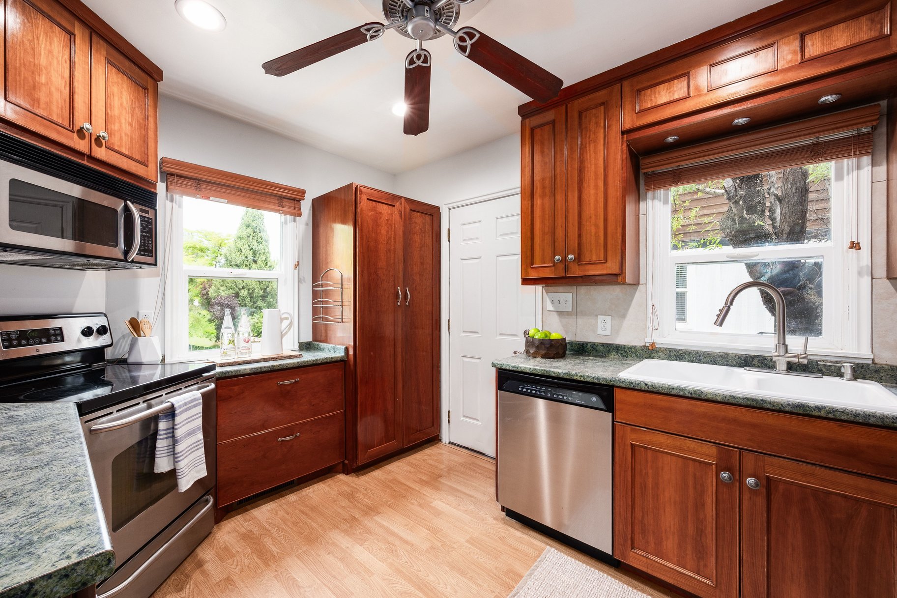  UPDATED SUGARHOUSE HOME WITH GREAT UPGRADES AND ACCESS TO SUGARHOUSE SHOPS - 物件實景