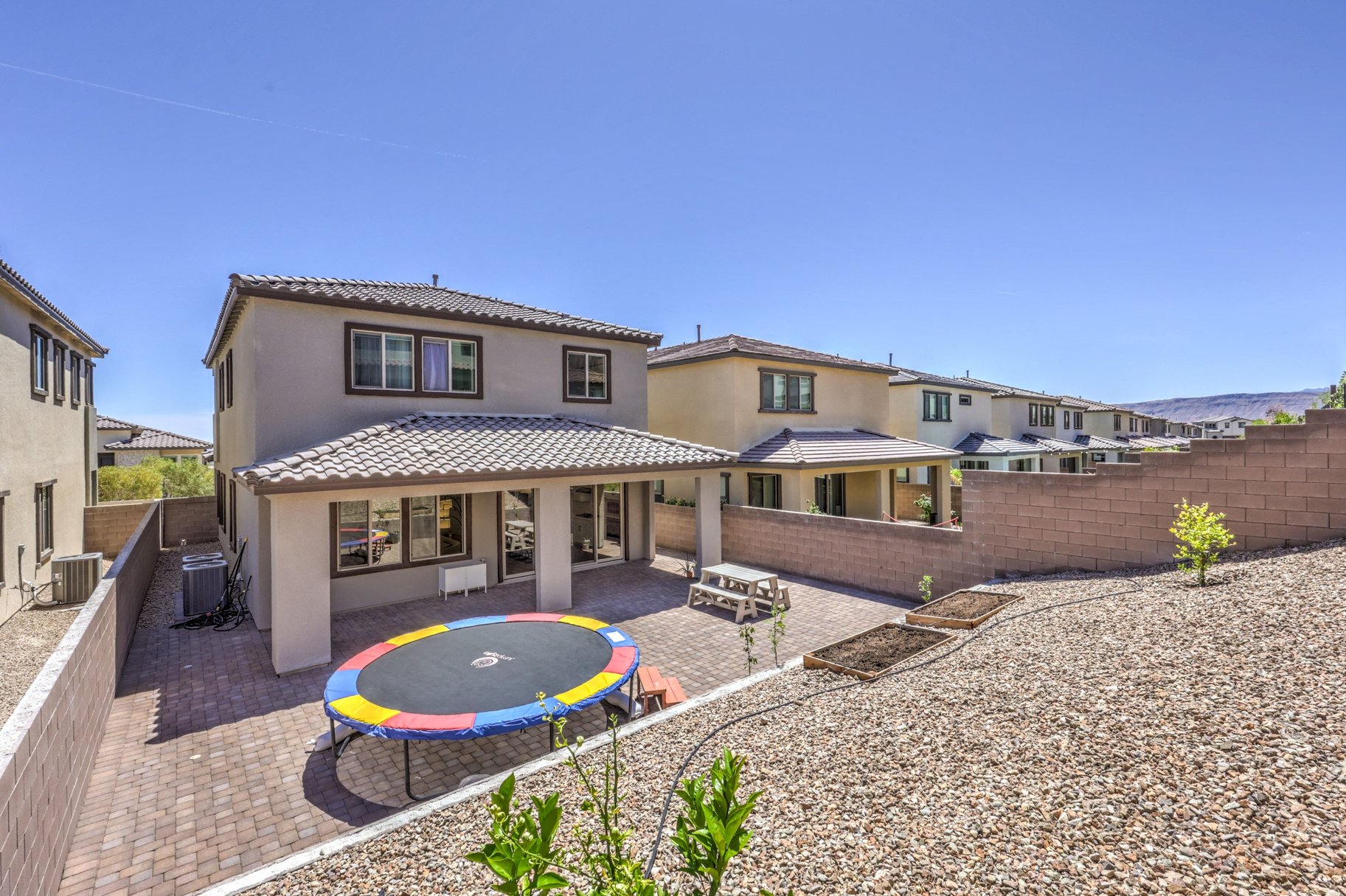  Beautifully Upgraded 2-Story Home in a Gated Community in Summerlin West - 物件實景