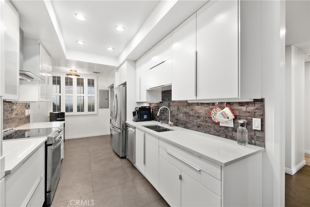 Beverly Hills, California, 90212, United States, 2 Bedrooms Bedrooms, ,2 BathroomsBathrooms,Residential,For Sale,1912615