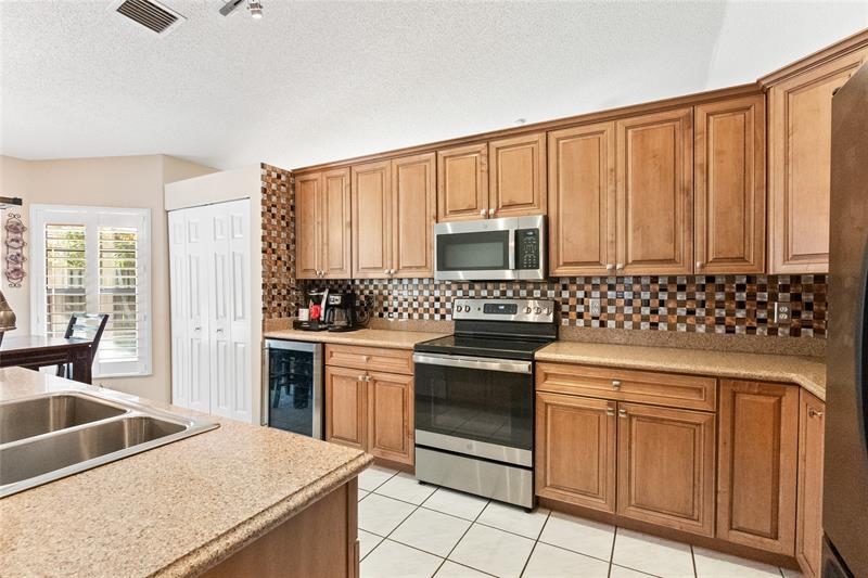 Plantation, Florida, 33322, United States, 4 Bedrooms Bedrooms, ,2 BathroomsBathrooms,Residential,For Sale,1829242