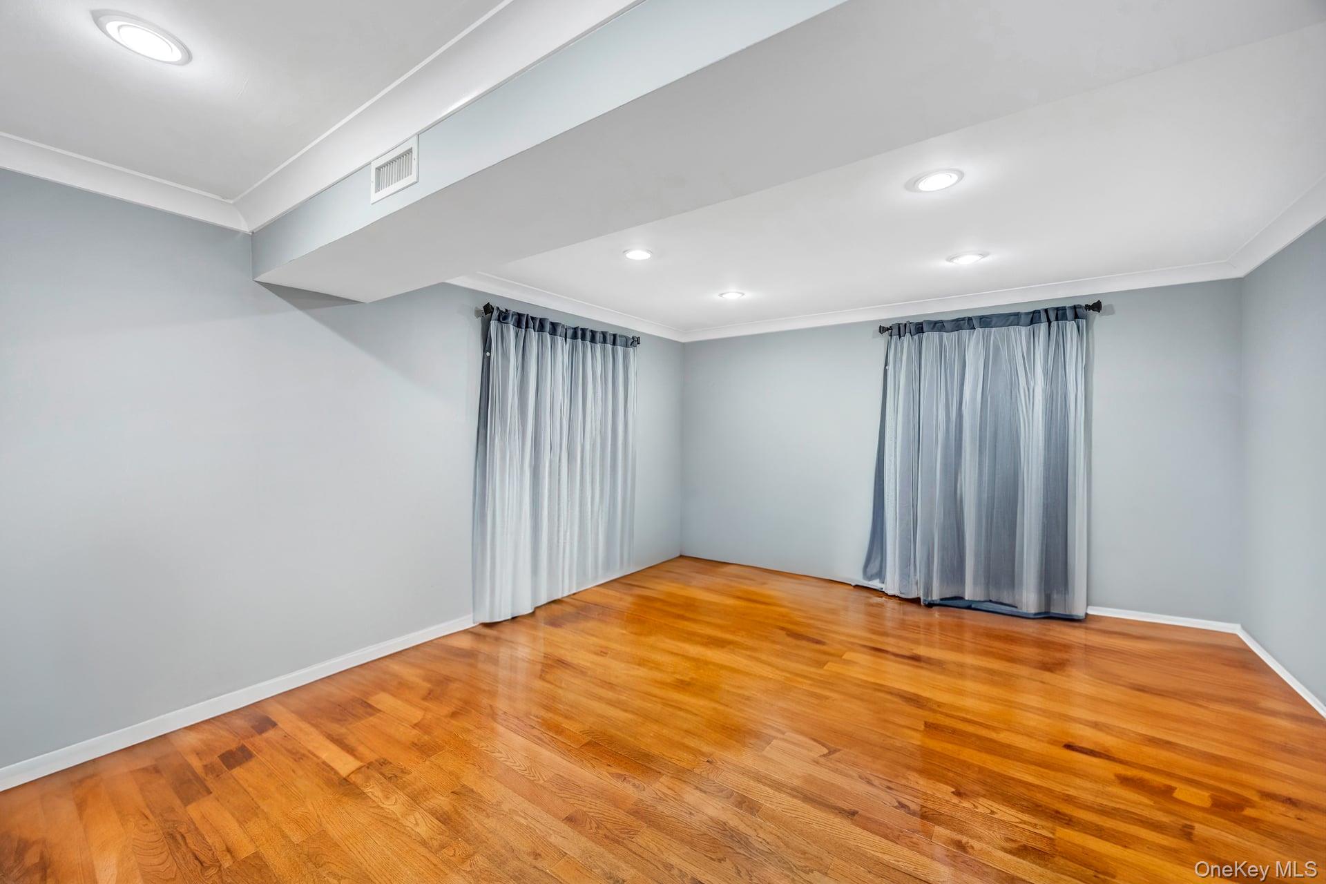 Lindenhurst, New York, 11757, United States, 5 Bedrooms Bedrooms, ,3 BathroomsBathrooms,Residential,For Sale,1917845