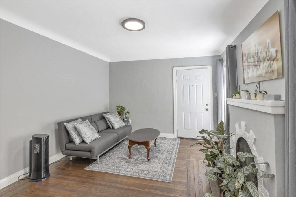 Hayward, California, 94541, United States, 2 Bedrooms Bedrooms, ,1 BathroomBathrooms,Residential,For Sale,1976609