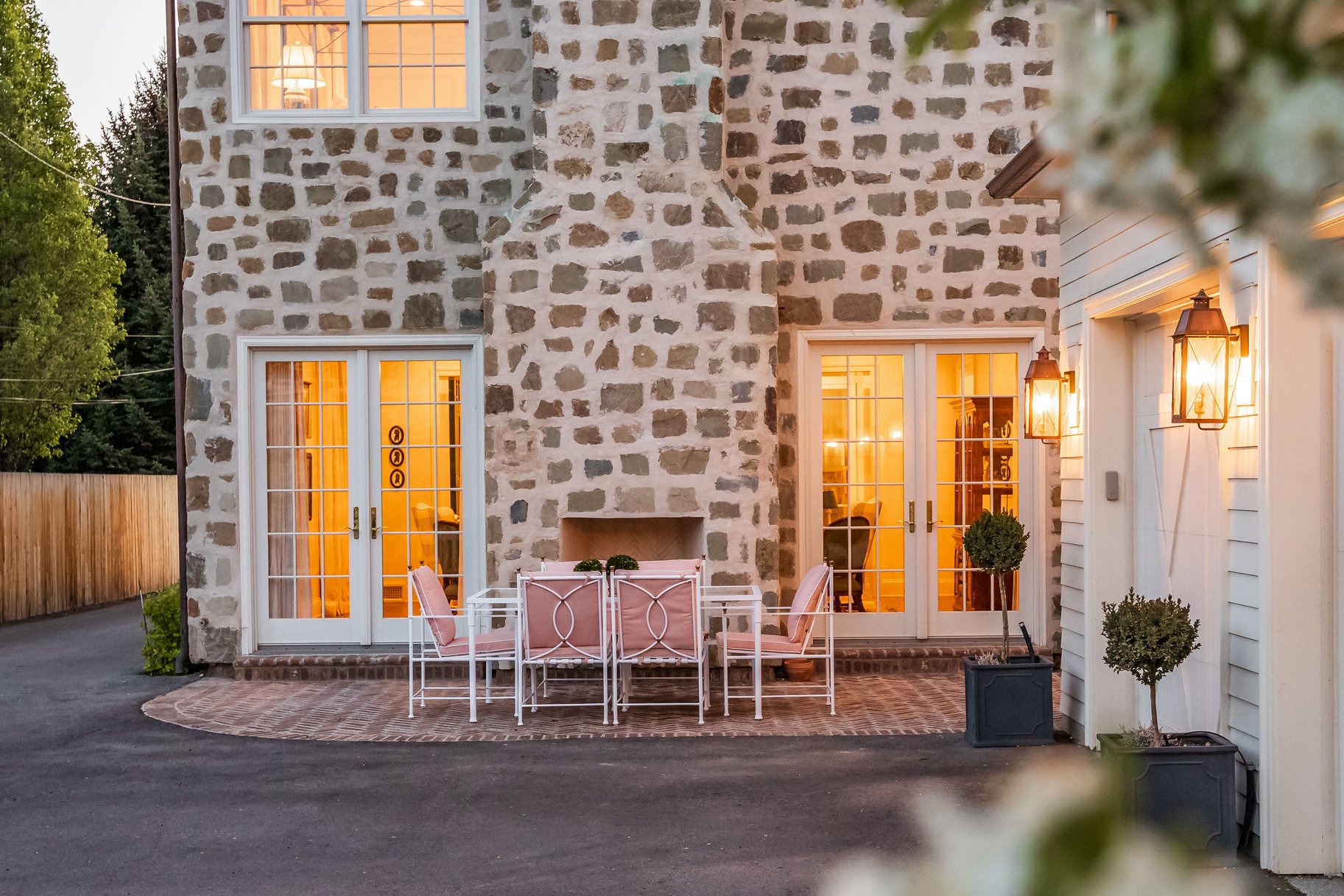  Timeless Colonial Charm Meets Refined Modern Luxury In This Storybook Retreat - 物件實景