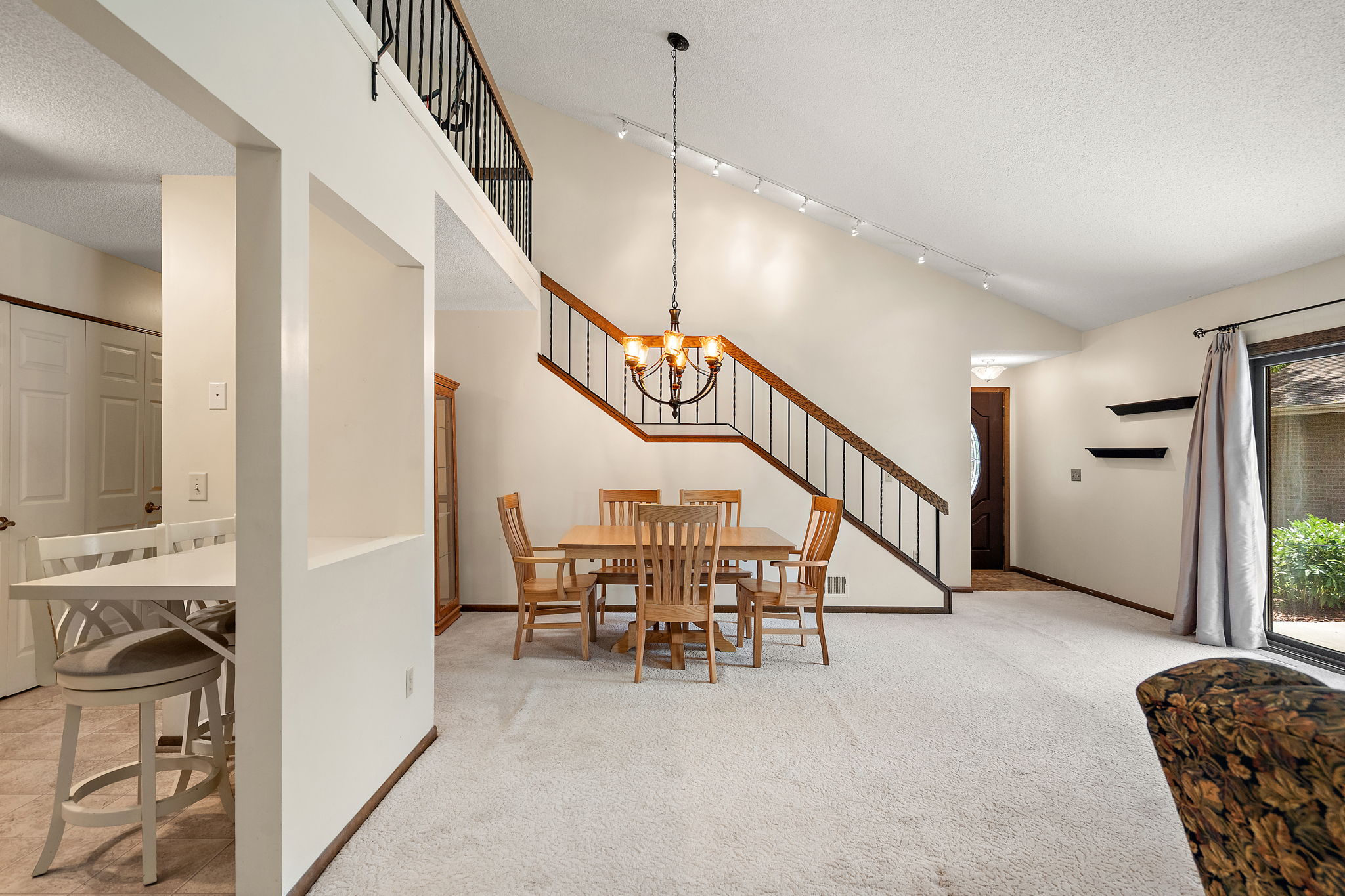  Light-Filled Loft in Desirable Woodbury - 物件實景