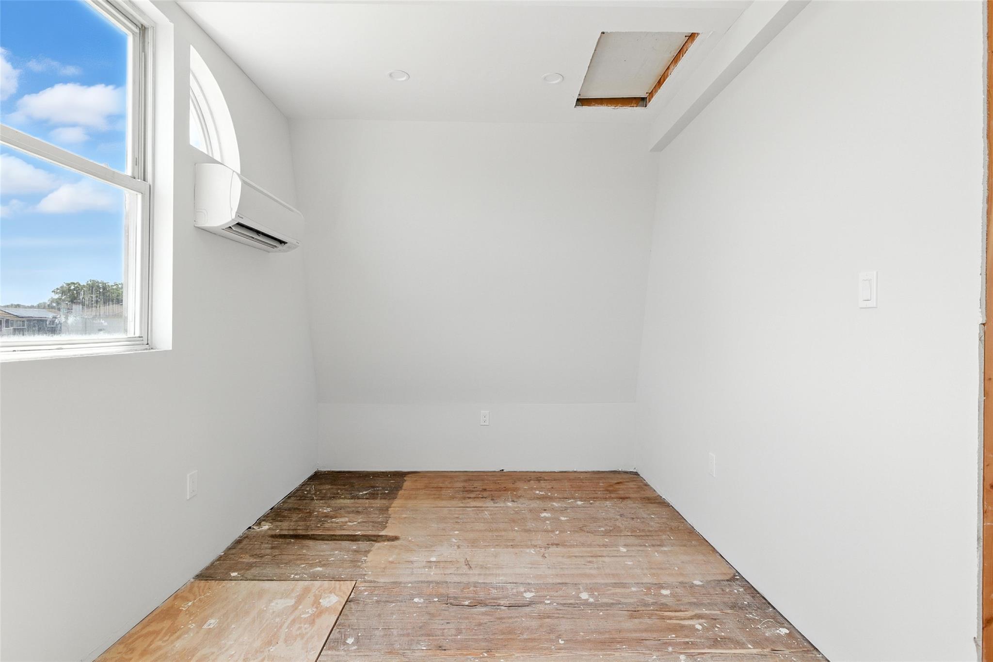 Seaford, New York, 11783, United States, 3 Bedrooms Bedrooms, ,2 BathroomsBathrooms,Residential,For Sale,1908312