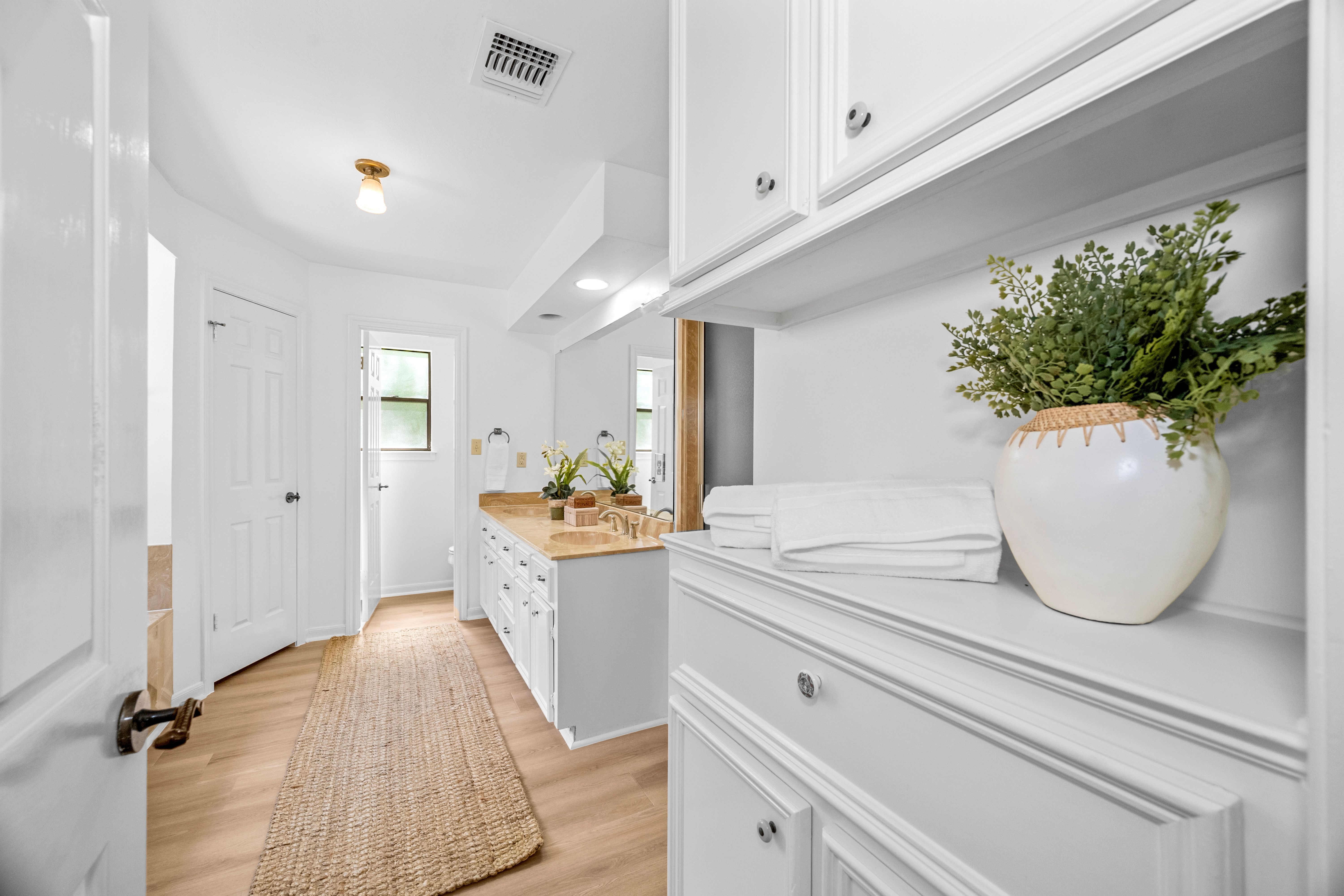  Custom Home with Private Backyard Oasis - 物件實景