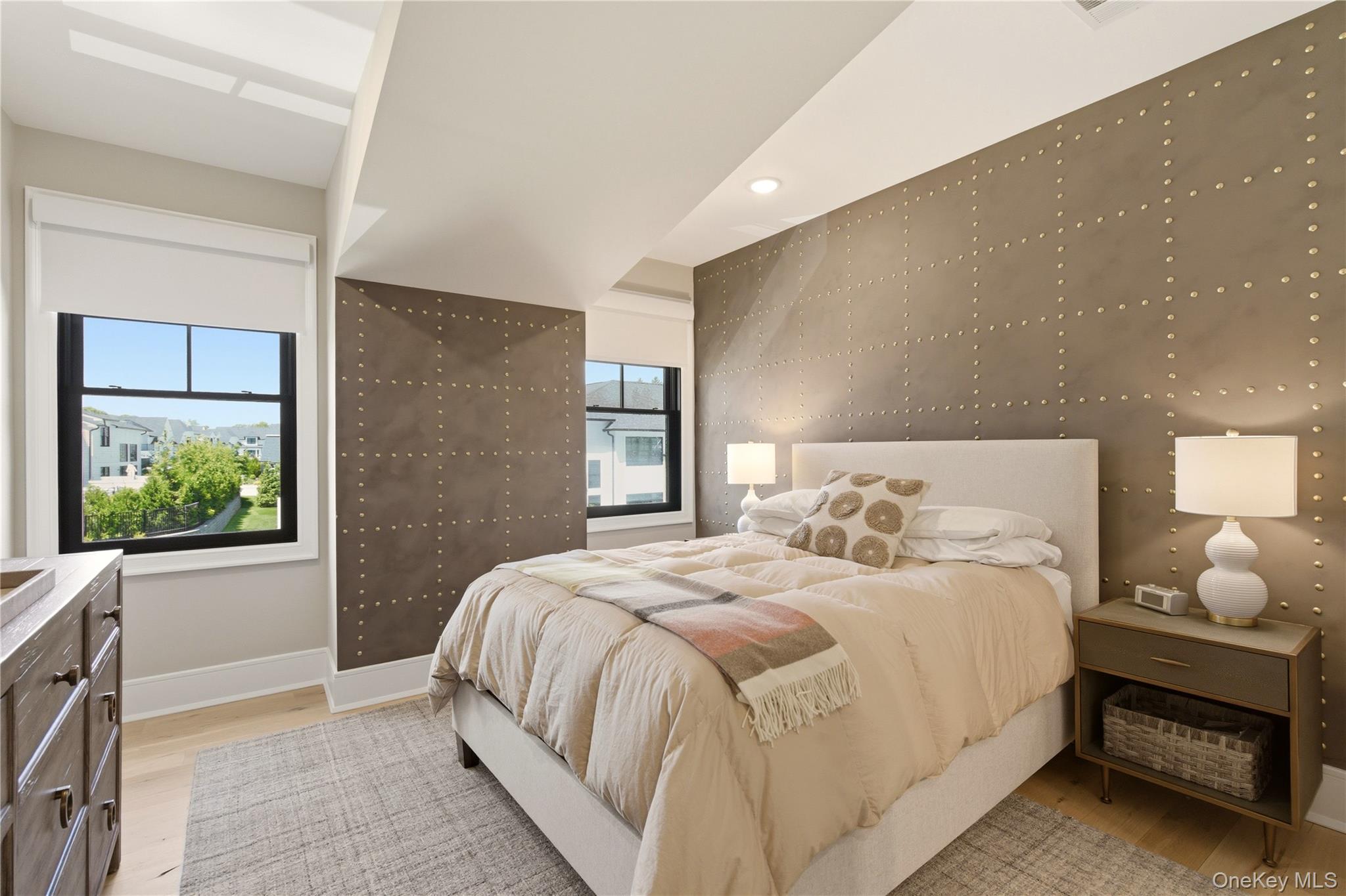  102 Three Ponds Lane E, Woodbury, NY, 11797 - 物件實景