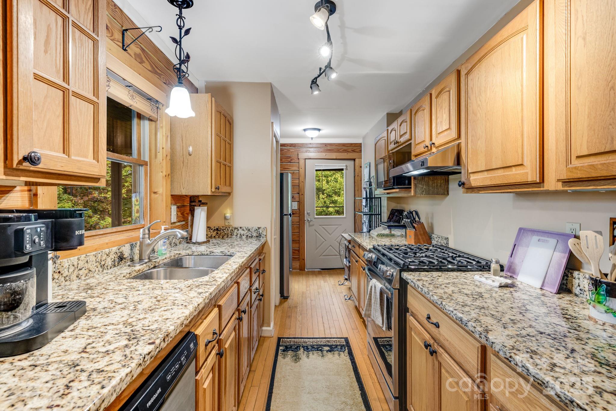 Spruce Pine, North Carolina, 28777, United States, 3 Bedrooms Bedrooms, ,3 BathroomsBathrooms,Residential,For Sale,1991683