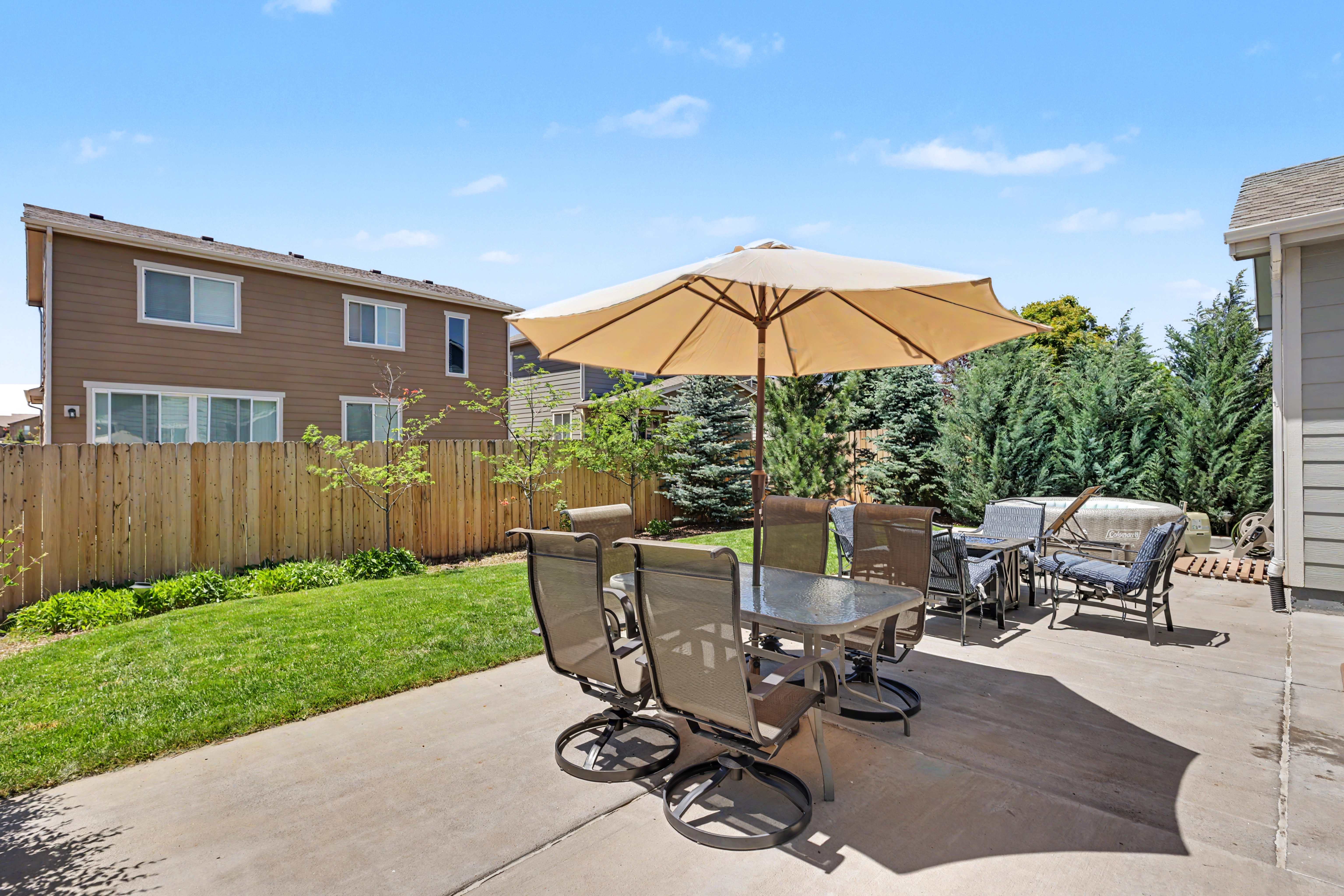  Main Level Living + Spacious Outdoor Space - 物件實景