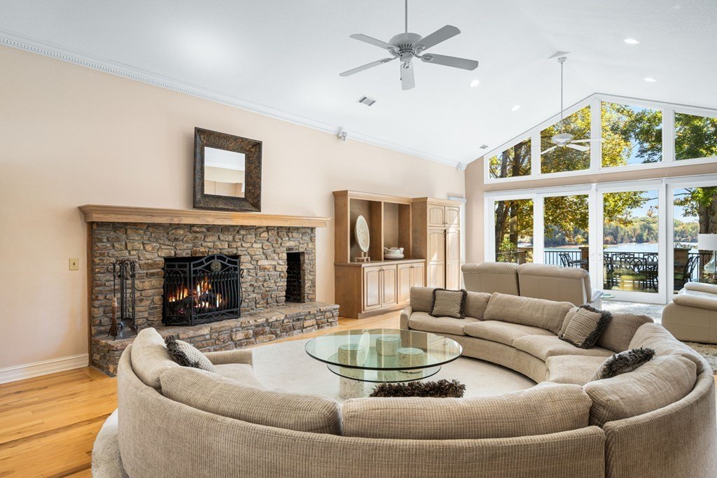 Hiawassee, Georgia, 30546, United States, 3 Bedrooms Bedrooms, ,4 BathroomsBathrooms,Residential,For Sale,1978454