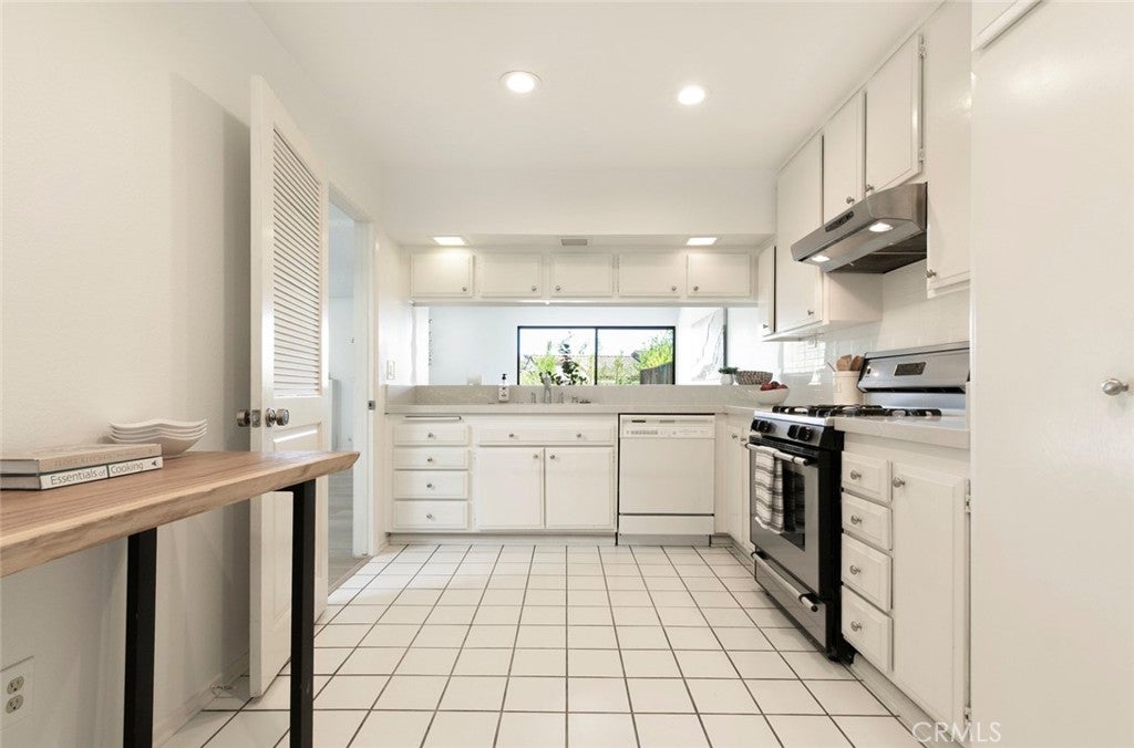 Glendale, California, 91206, United States, 2 Bedrooms Bedrooms, ,3 BathroomsBathrooms,Residential,For Sale,1941682