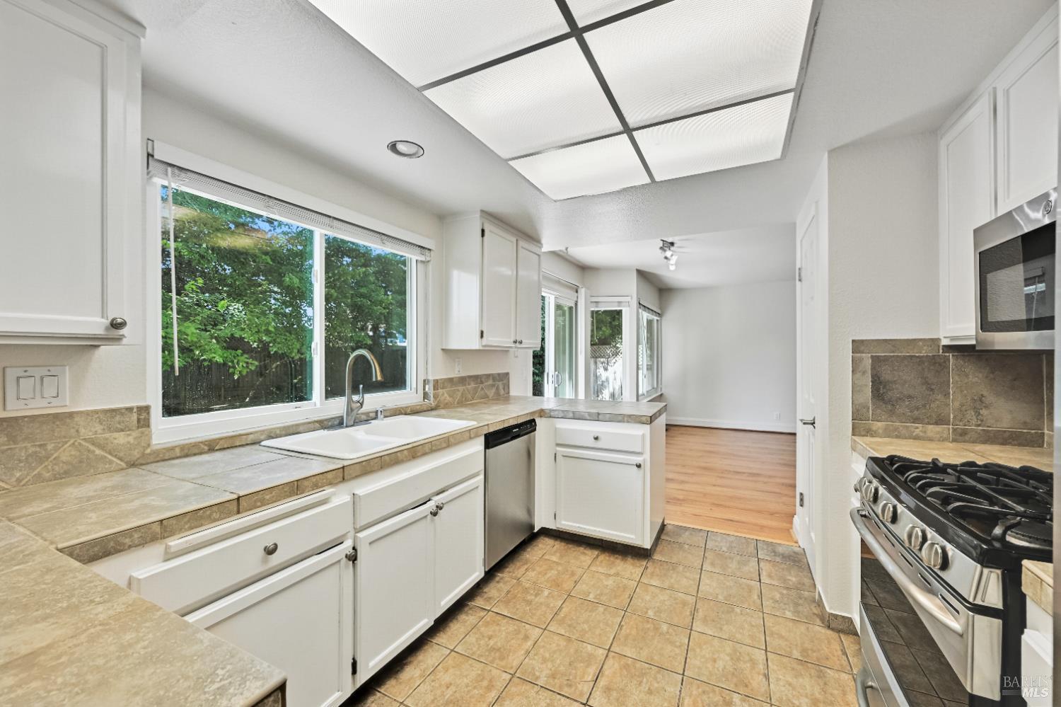 Windsor, California, 95492, United States, 4 Bedrooms Bedrooms, ,3 BathroomsBathrooms,Residential,For Sale,1926215