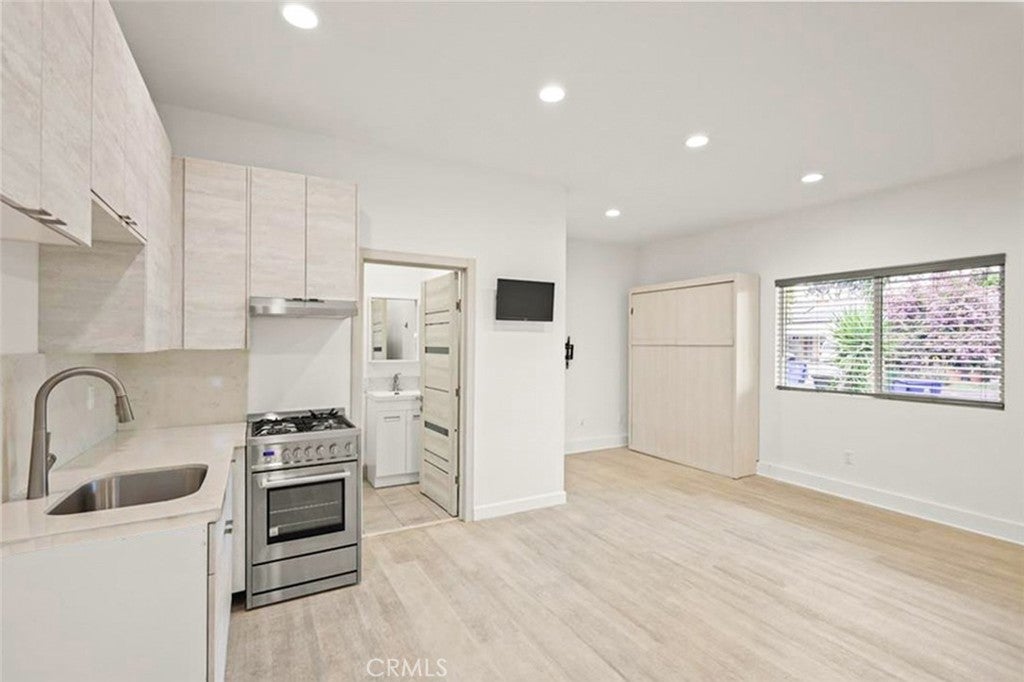 Valley Glen, California, 91405, United States, 3 Bedrooms Bedrooms, ,3 BathroomsBathrooms,Residential,For Sale,1938846