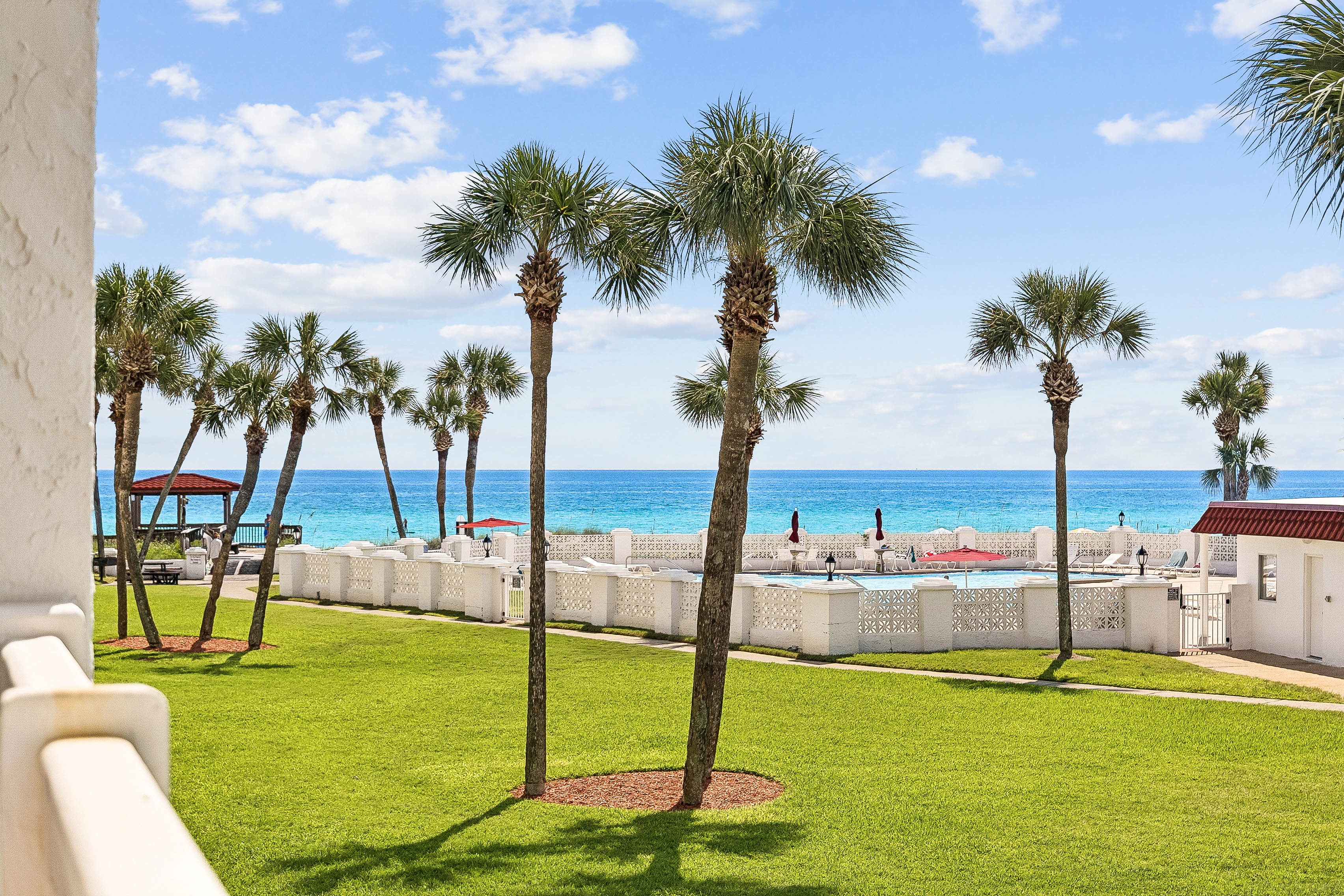  Gulf-Front Corner Retreat In Sought-After Community Near Amenities - 物件實景