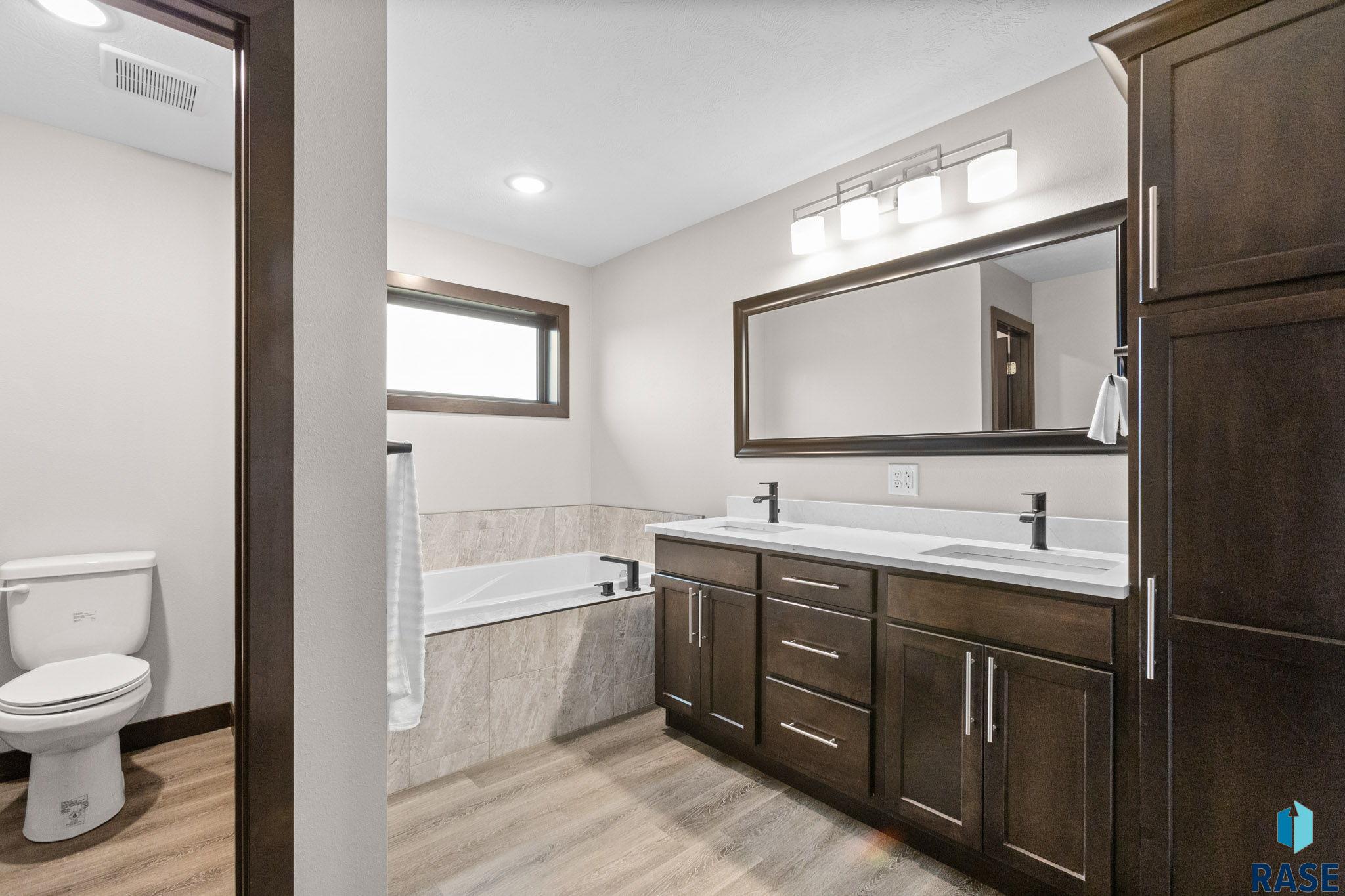 Sioux Falls, South Dakota, 57103, United States, 6 Bedrooms Bedrooms, ,4 BathroomsBathrooms,Residential,For Sale,1898339