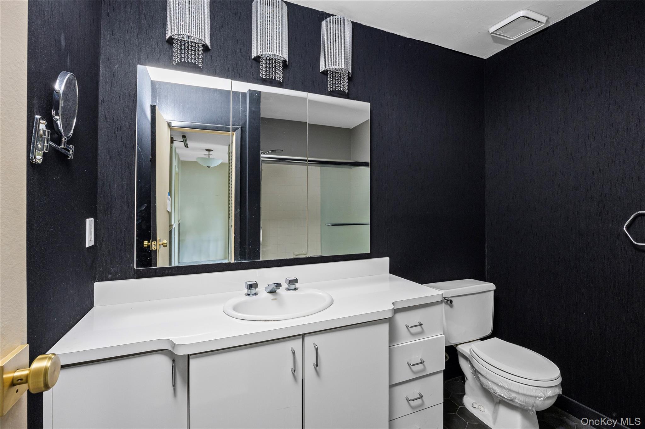 Huntington Station, New York, 11746, United States, 2 Bedrooms Bedrooms, ,2 BathroomsBathrooms,Residential,For Sale,1981328