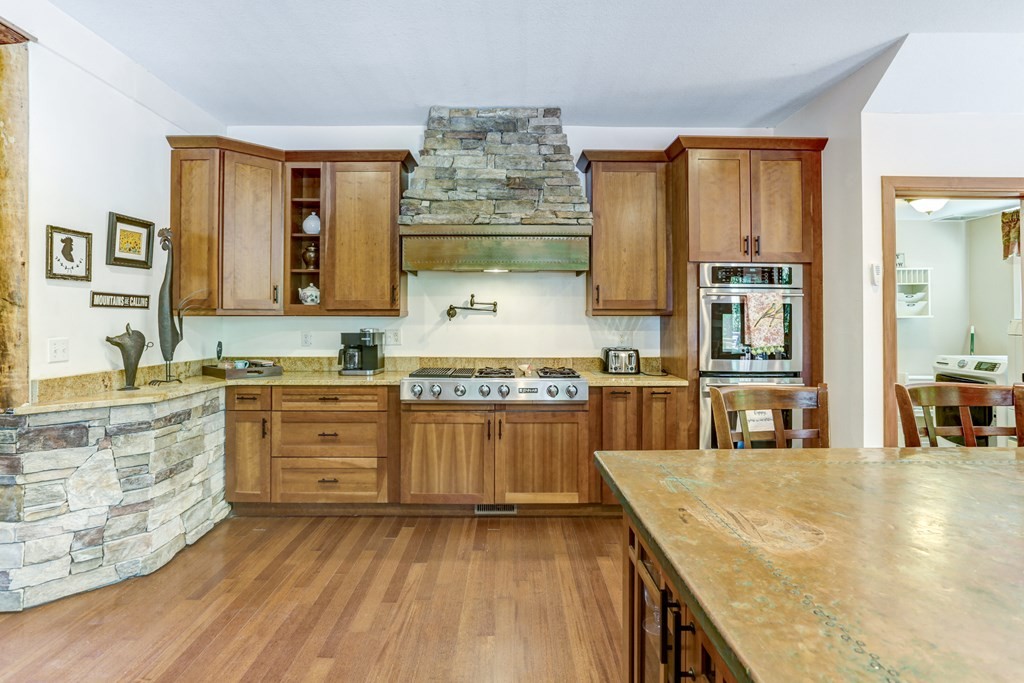 Hayesville, North Carolina, 28904, United States, 3 Bedrooms Bedrooms, ,5 BathroomsBathrooms,Residential,For Sale,1931942